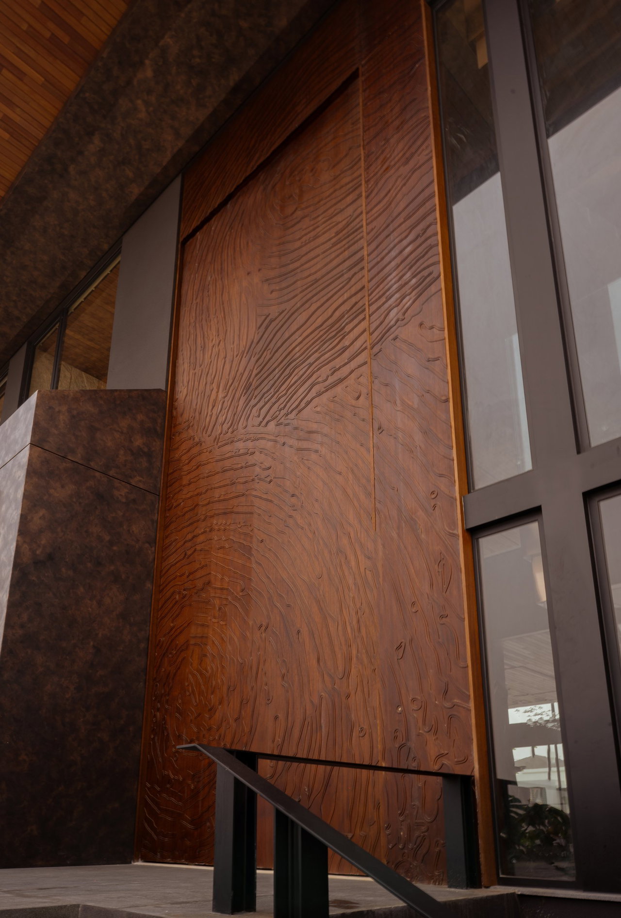 Pivottür aus Holz in einem Privathaus in Jakarta mit FritsJurgens System M+ Pivot-Scharniersystem im Inneren