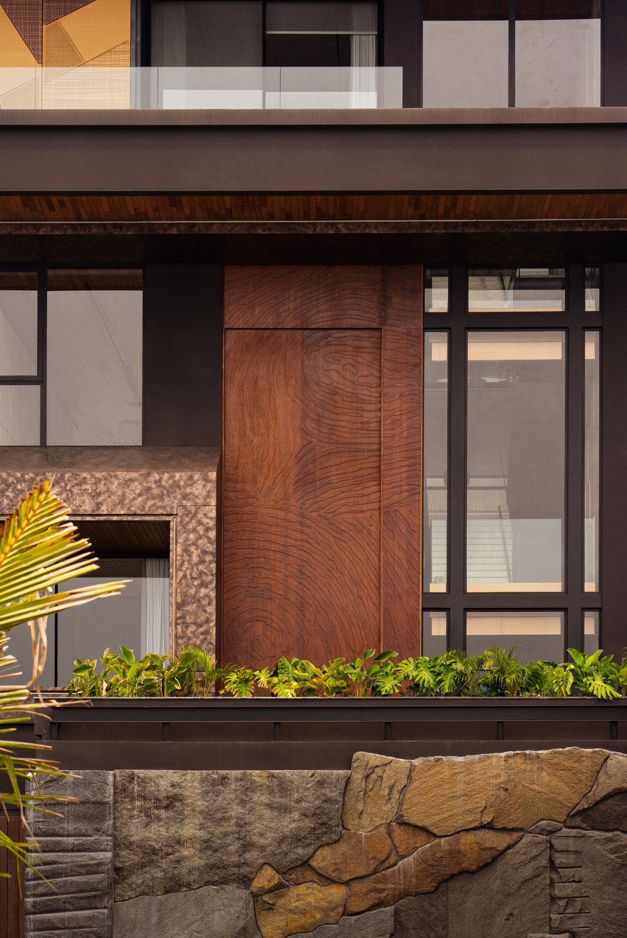 Pivottür aus Holz in einem Privathaus in Jakarta mit FritsJurgens System M+ Pivot-Scharniersystem im Inneren