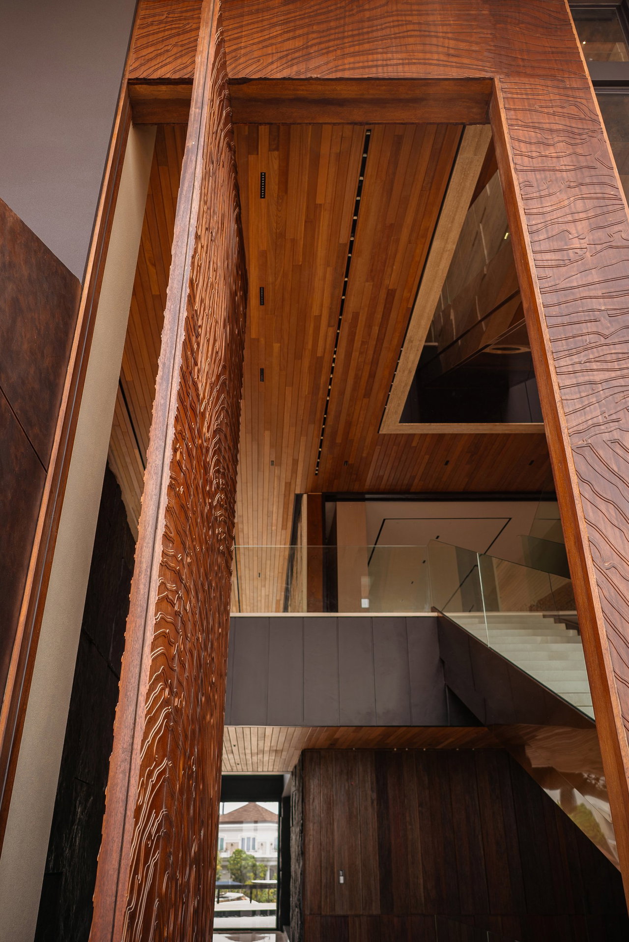 Pivottür aus Holz in einem Privathaus in Jakarta mit FritsJurgens System M+ Pivot-Scharniersystem im Inneren