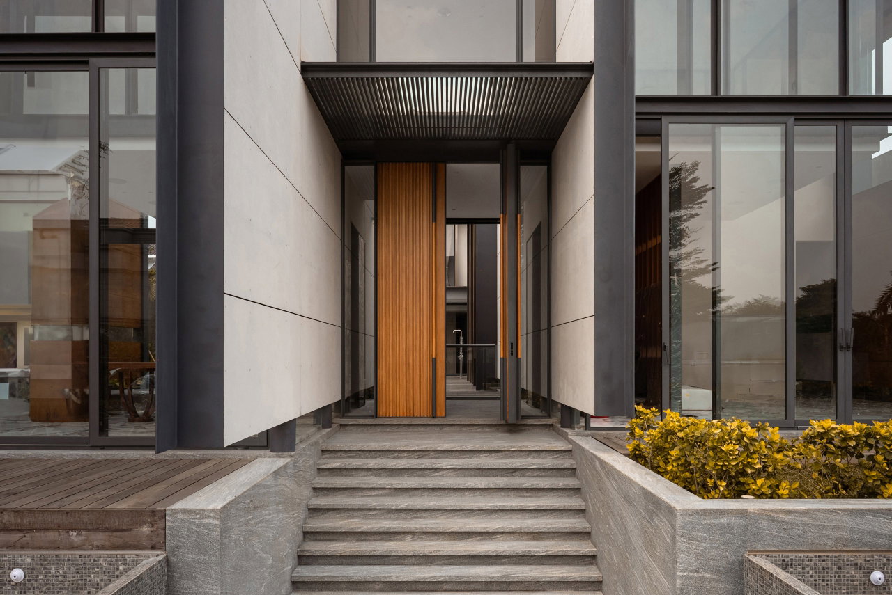 Wooden pivot door in a private home in Jakarta with FritsJurgens System M+ pivot hinge system inside