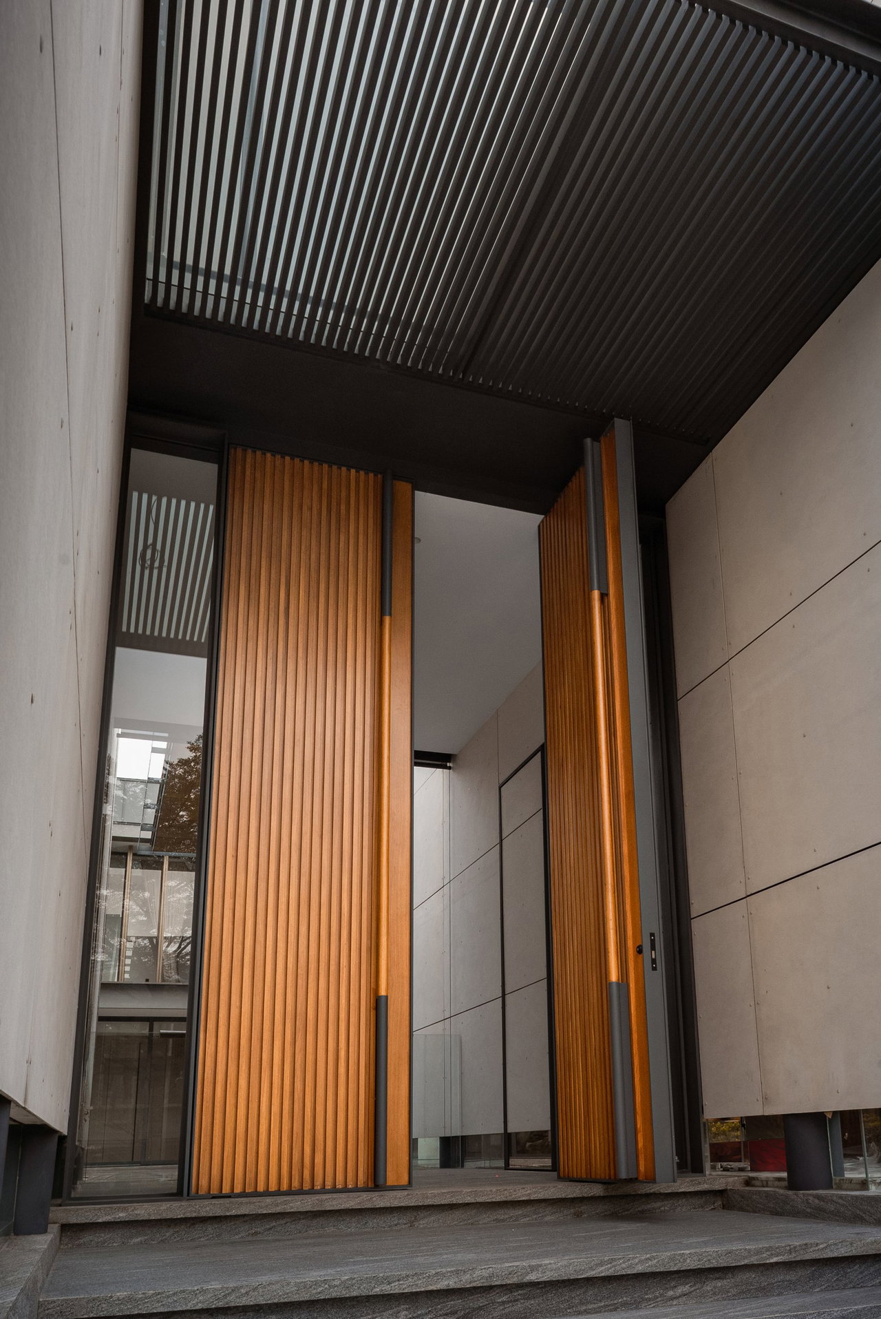 Wooden pivot door in a private home in Jakarta with FritsJurgens System M+ pivot hinge system inside
