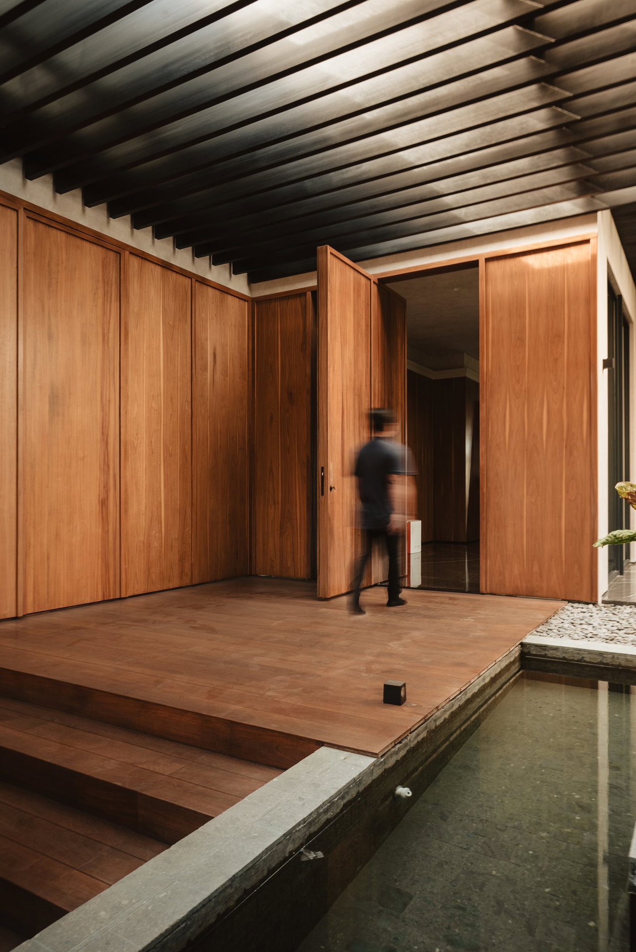 Wooden pivot door in a private home in Surabaya with FritsJurgens System M+ pivot hinge system inside