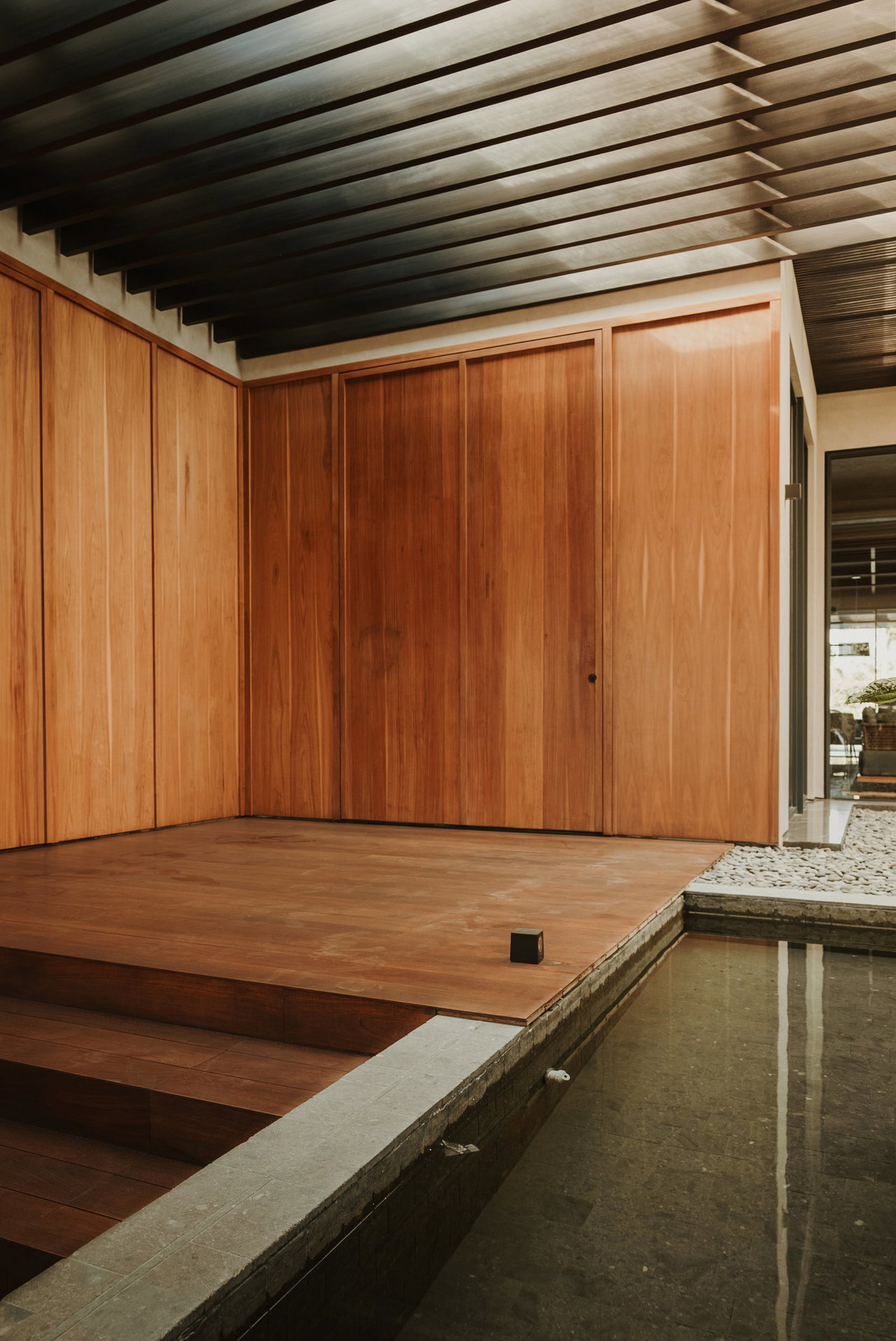 Wooden pivot door in a private home in Surabaya with FritsJurgens System M+ pivot hinge system inside