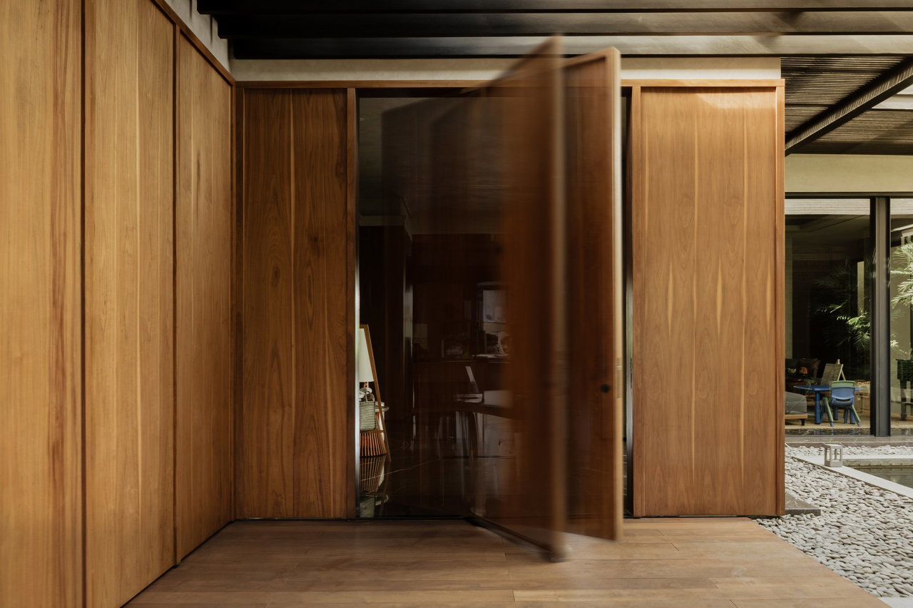 Wooden pivot door in a private home in Surabaya with FritsJurgens System M+ pivot hinge system inside
