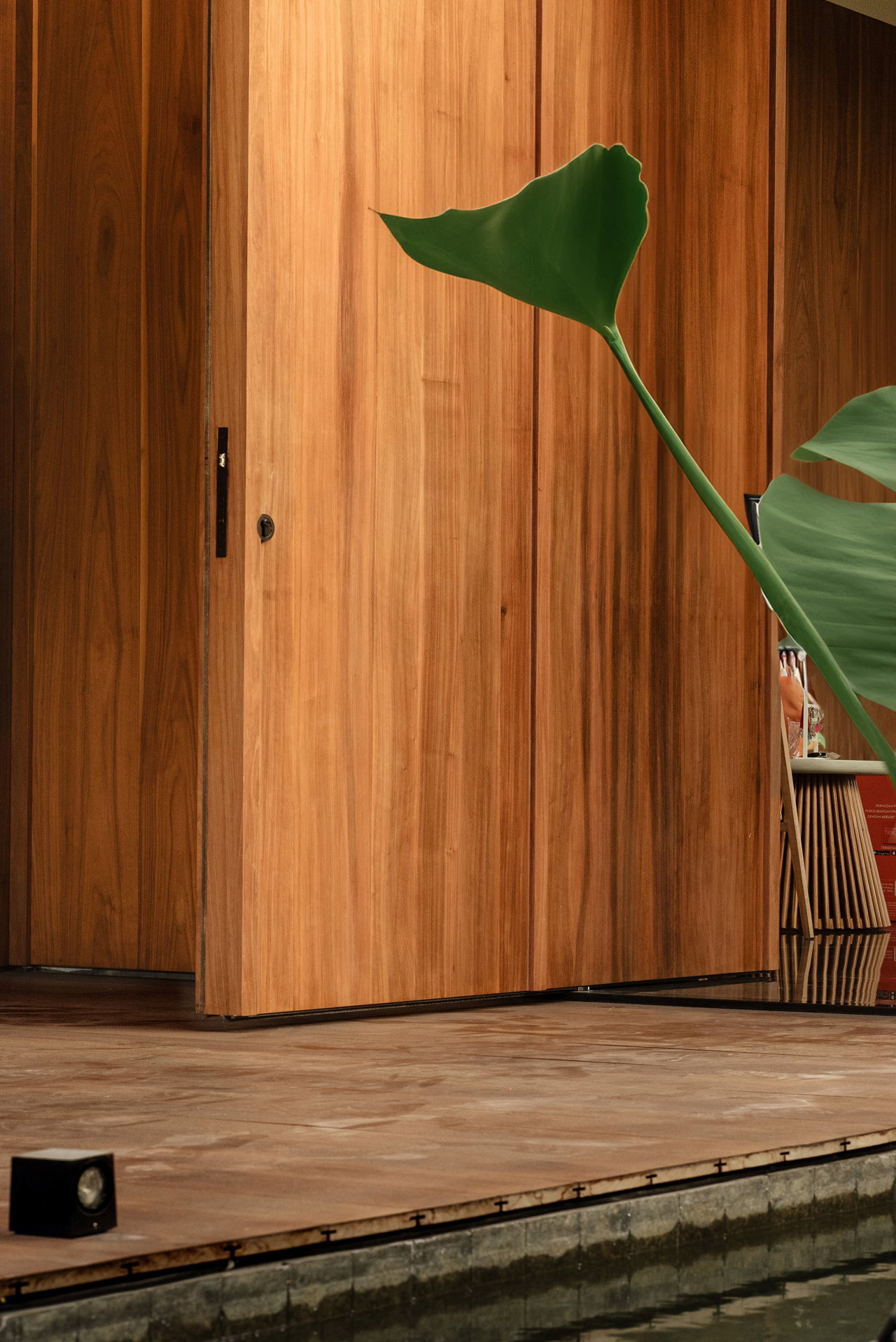 Wooden pivot door in a private home in Surabaya with FritsJurgens System M+ pivot hinge system inside
