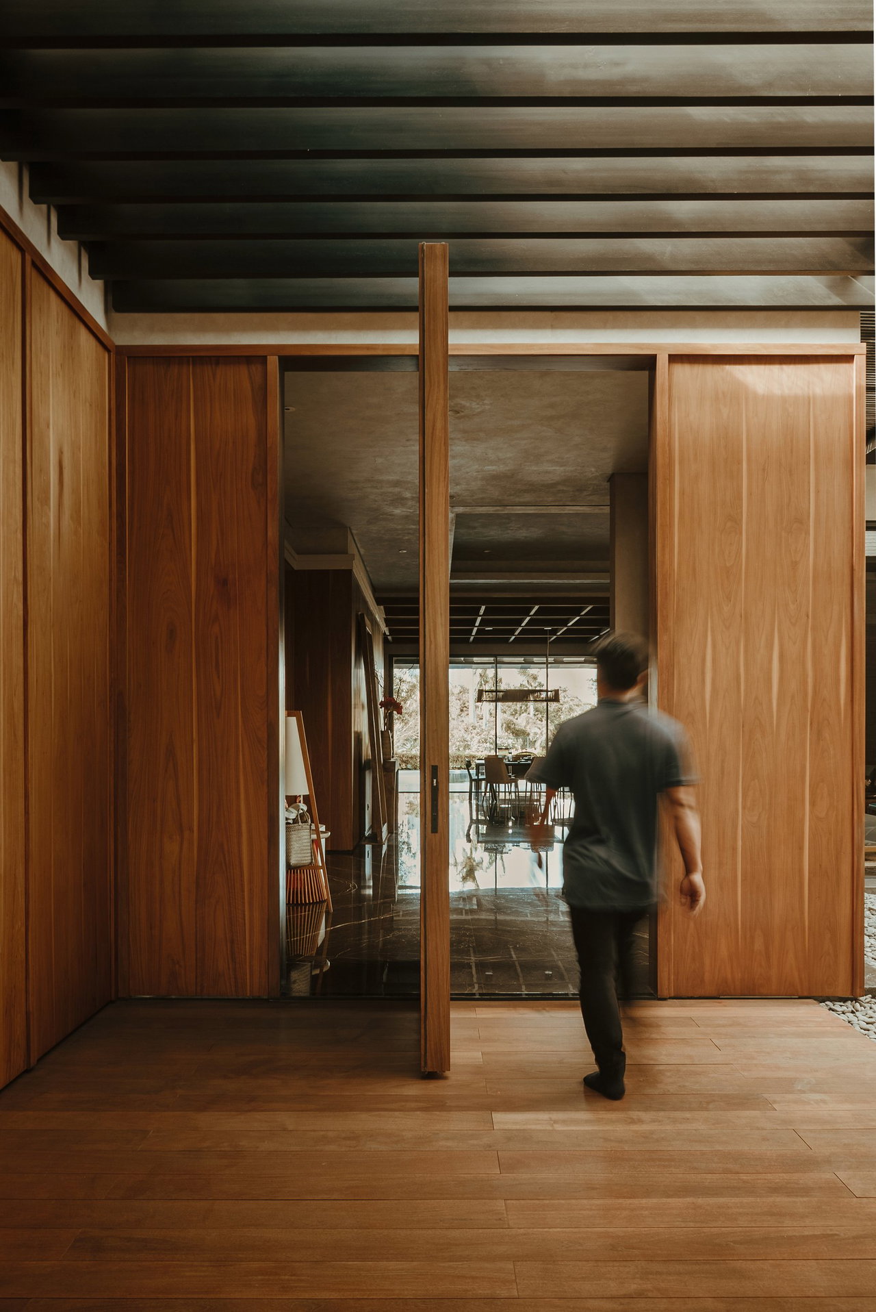 Wooden pivot door in a private home in Surabaya with FritsJurgens System M+ pivot hinge system inside