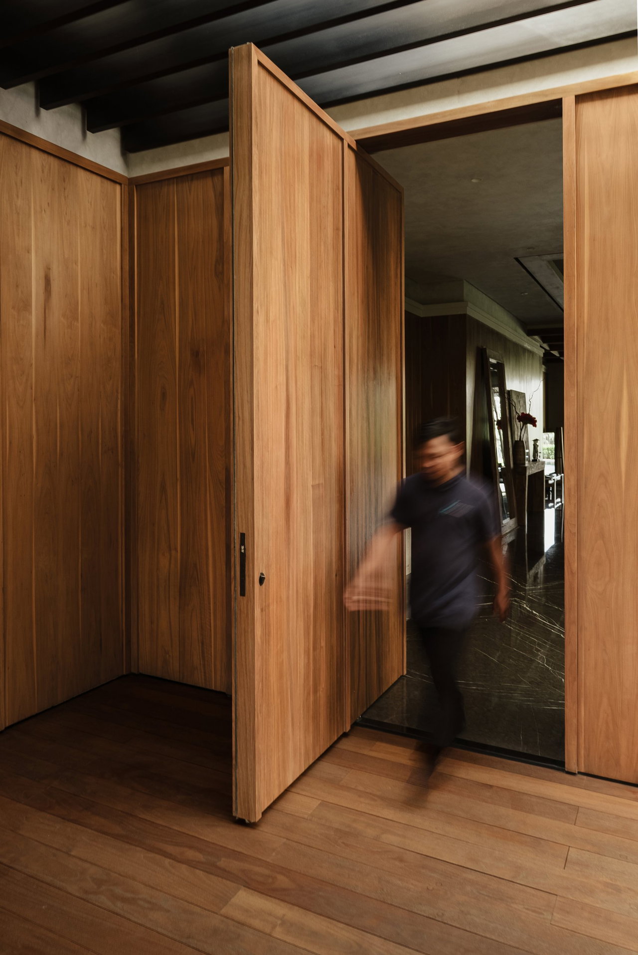 Wooden pivot door in a private home in Surabaya with FritsJurgens System M+ pivot hinge system inside