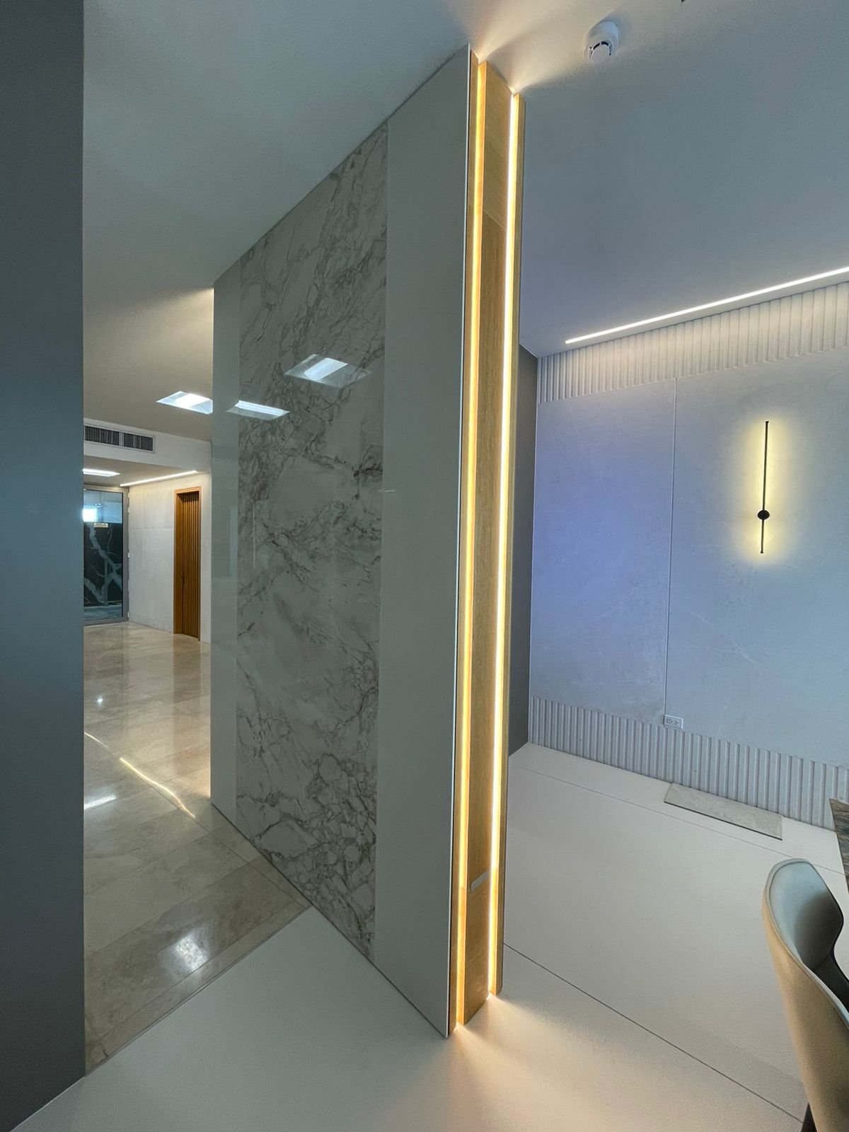 Stone pivot door in a showroom in Panama City with FritsJurgens System 3 pivot hinge system inside