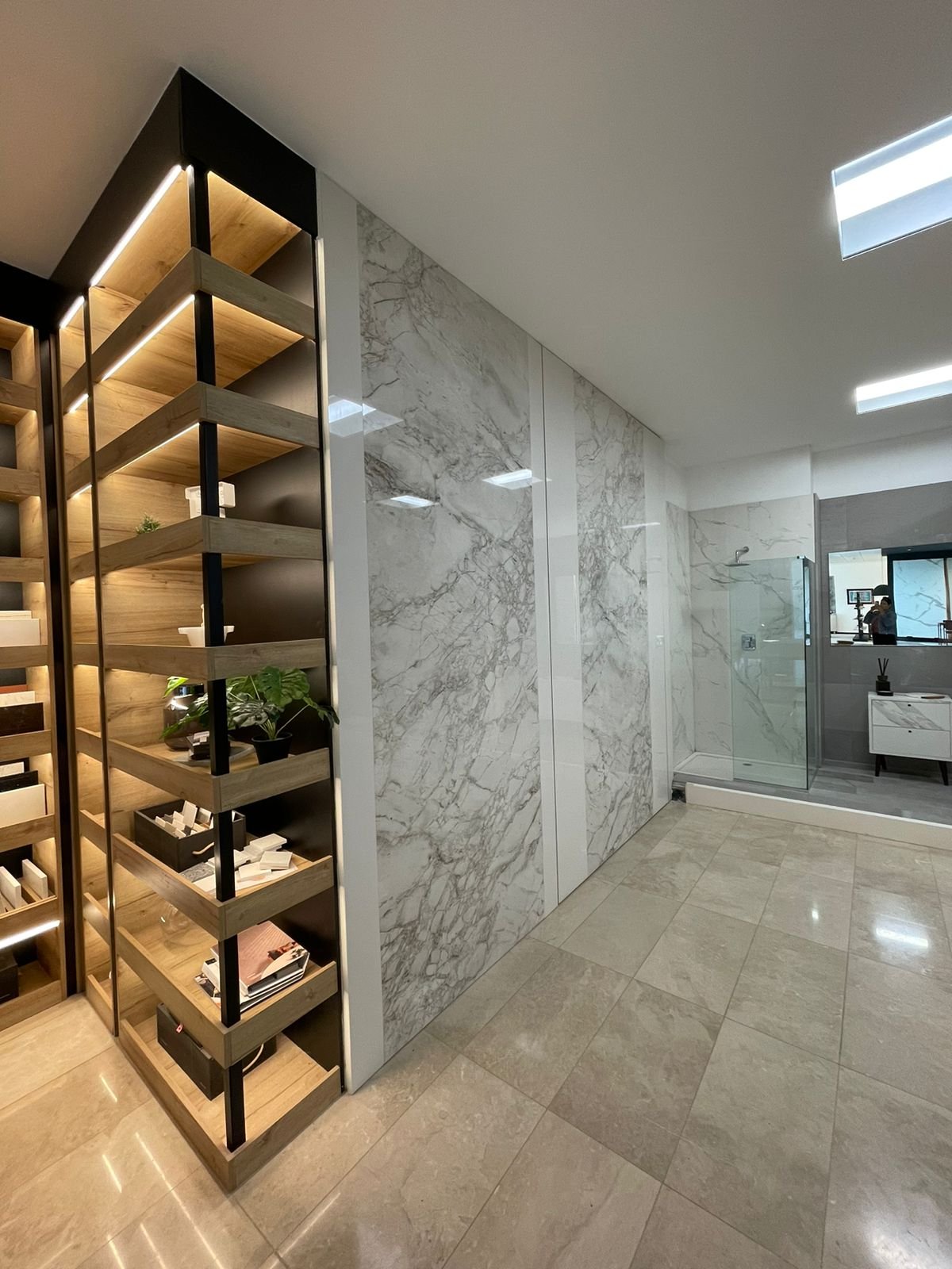 Stone pivot door in a showroom in Panama City with FritsJurgens System 3 pivot hinge system inside