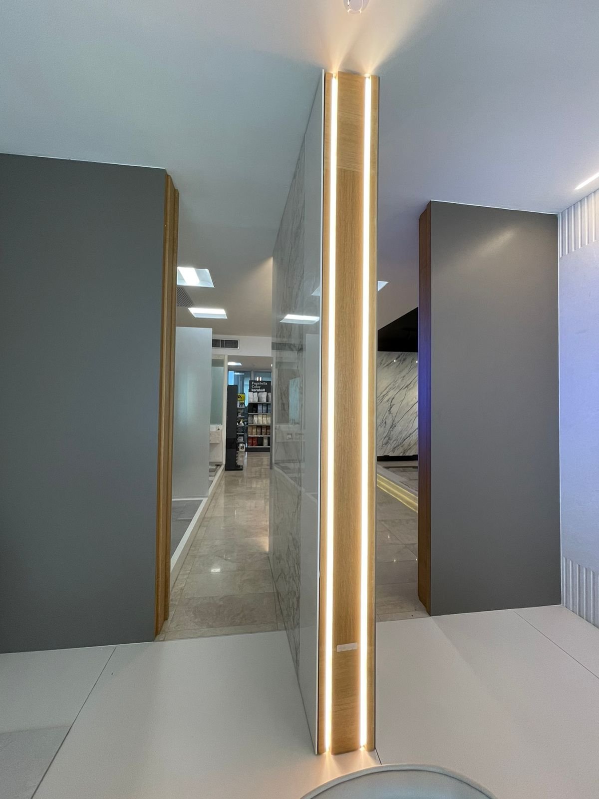 Stone pivot door in a showroom in Panama City with FritsJurgens System 3 pivot hinge system inside