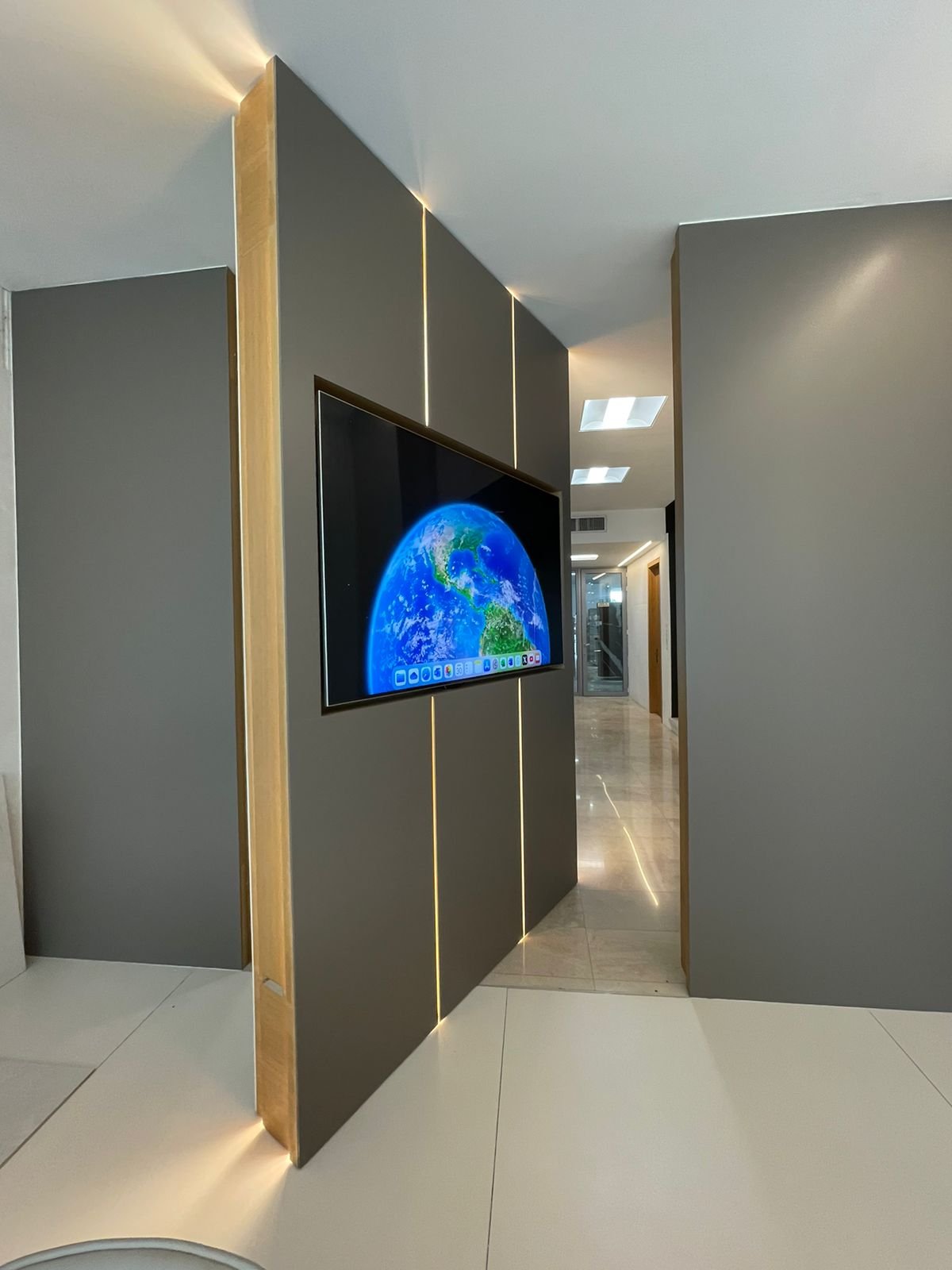 Stone pivot door in a showroom in Panama City with FritsJurgens System 3 pivot hinge system inside