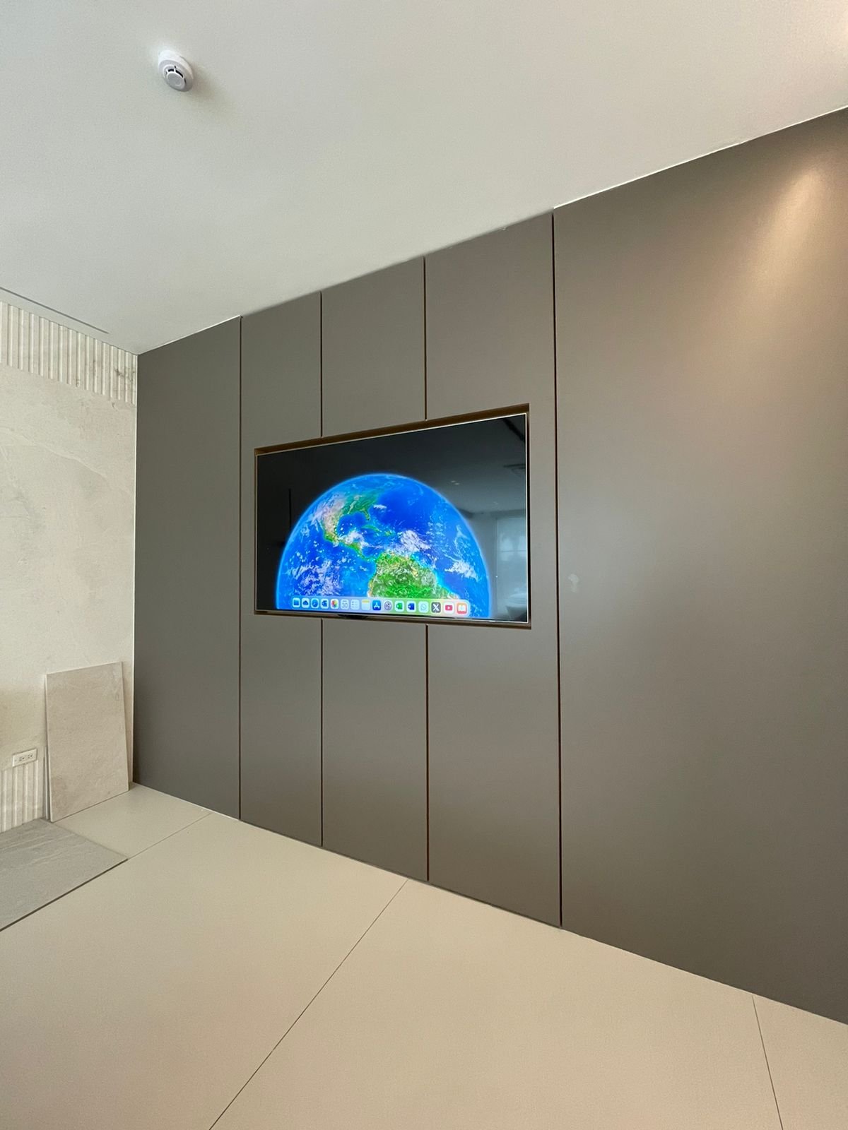 Stone pivot door in a showroom in Panama City with FritsJurgens System 3 pivot hinge system inside