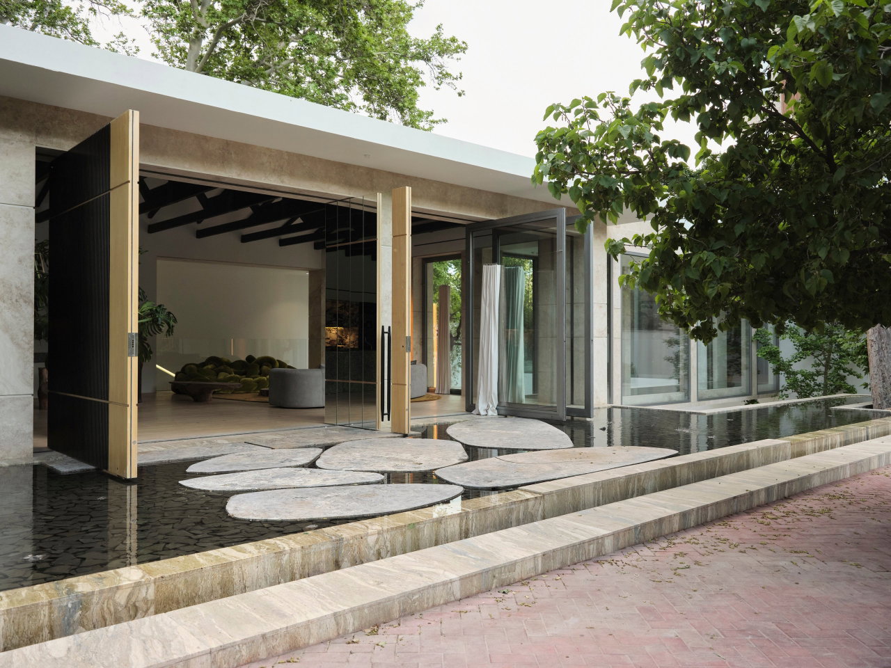 Mirrored pivot door in a private home in New York with FritsJurgens System M+ pivot hinge system inside