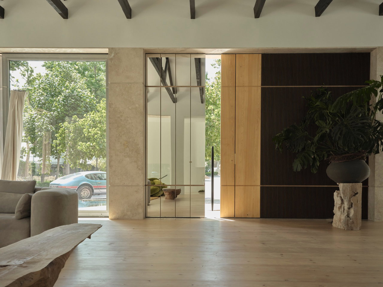 Mirrored pivot door in a private home in New York with FritsJurgens System M+ pivot hinge system inside