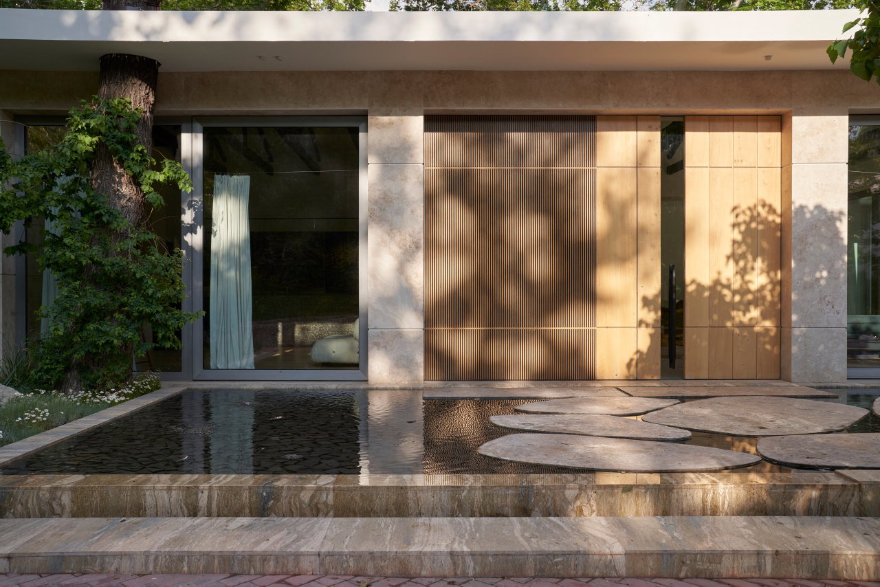 Mirrored pivot door in a private home in New York with FritsJurgens System M+ pivot hinge system inside
