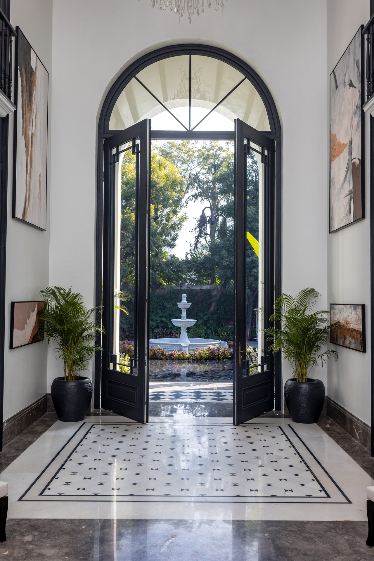 Wooden pivot door in a private home in Delhi with FritsJurgens System M+ pivot hinge system inside