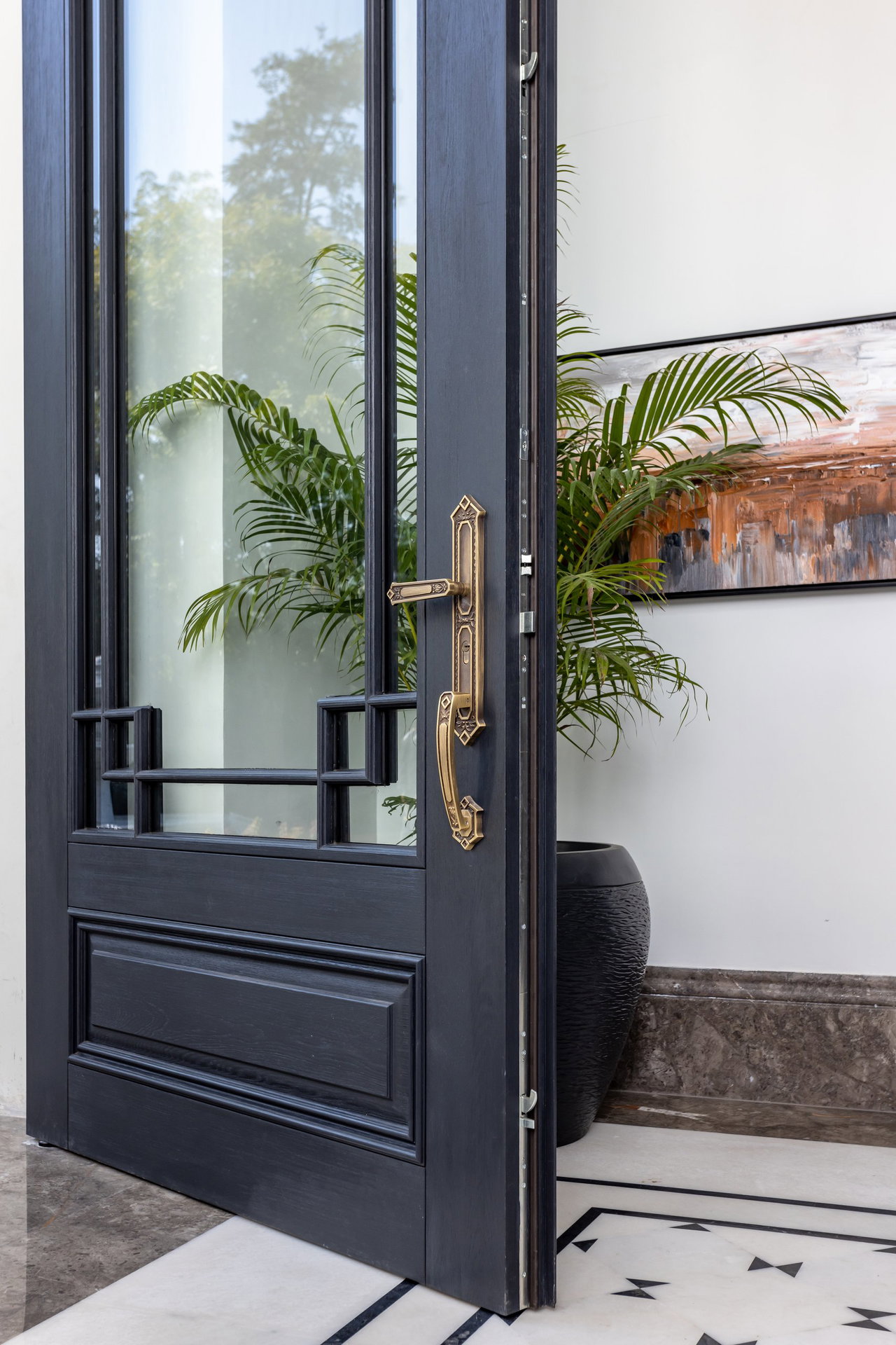 Wooden pivot door in a private home in Delhi with FritsJurgens System M+ pivot hinge system inside