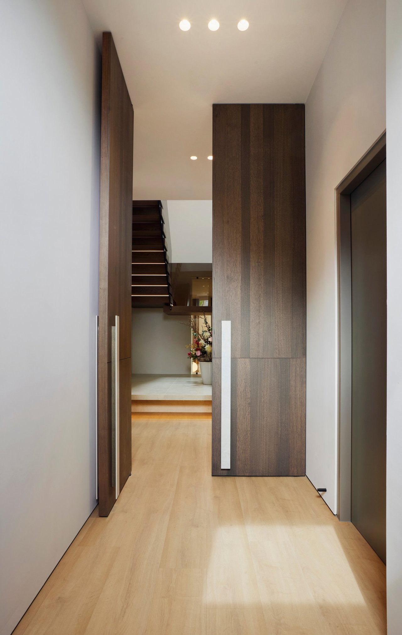 Wooden pivot door in a private home in Den Dungen with FritsJurgens System M+ pivot hinge system inside