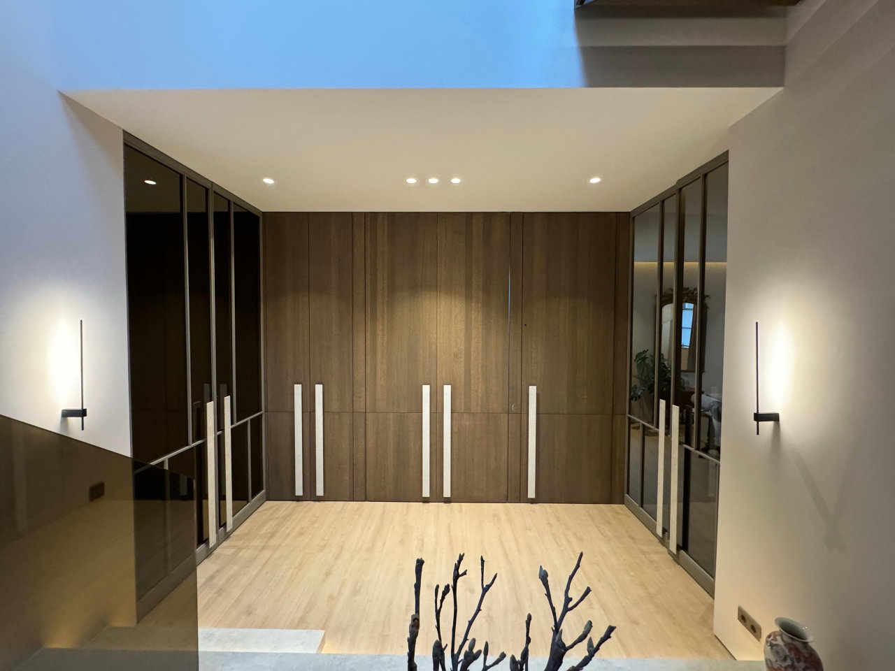 Wooden pivot door in a private home in Den Dungen with FritsJurgens System M+ pivot hinge system inside