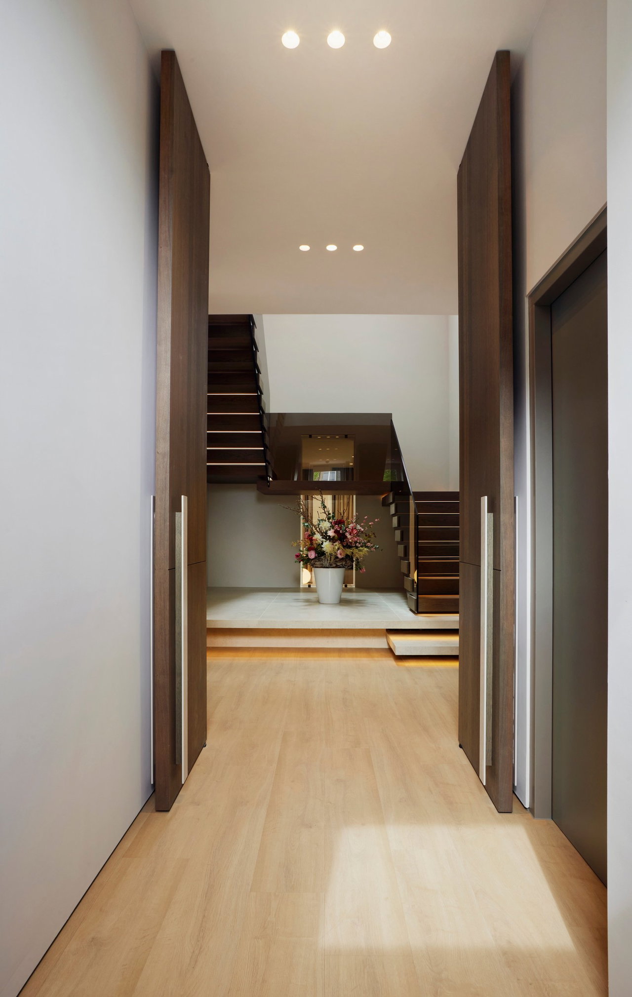 Wooden pivot door in a private home in Den Dungen with FritsJurgens System M+ pivot hinge system inside