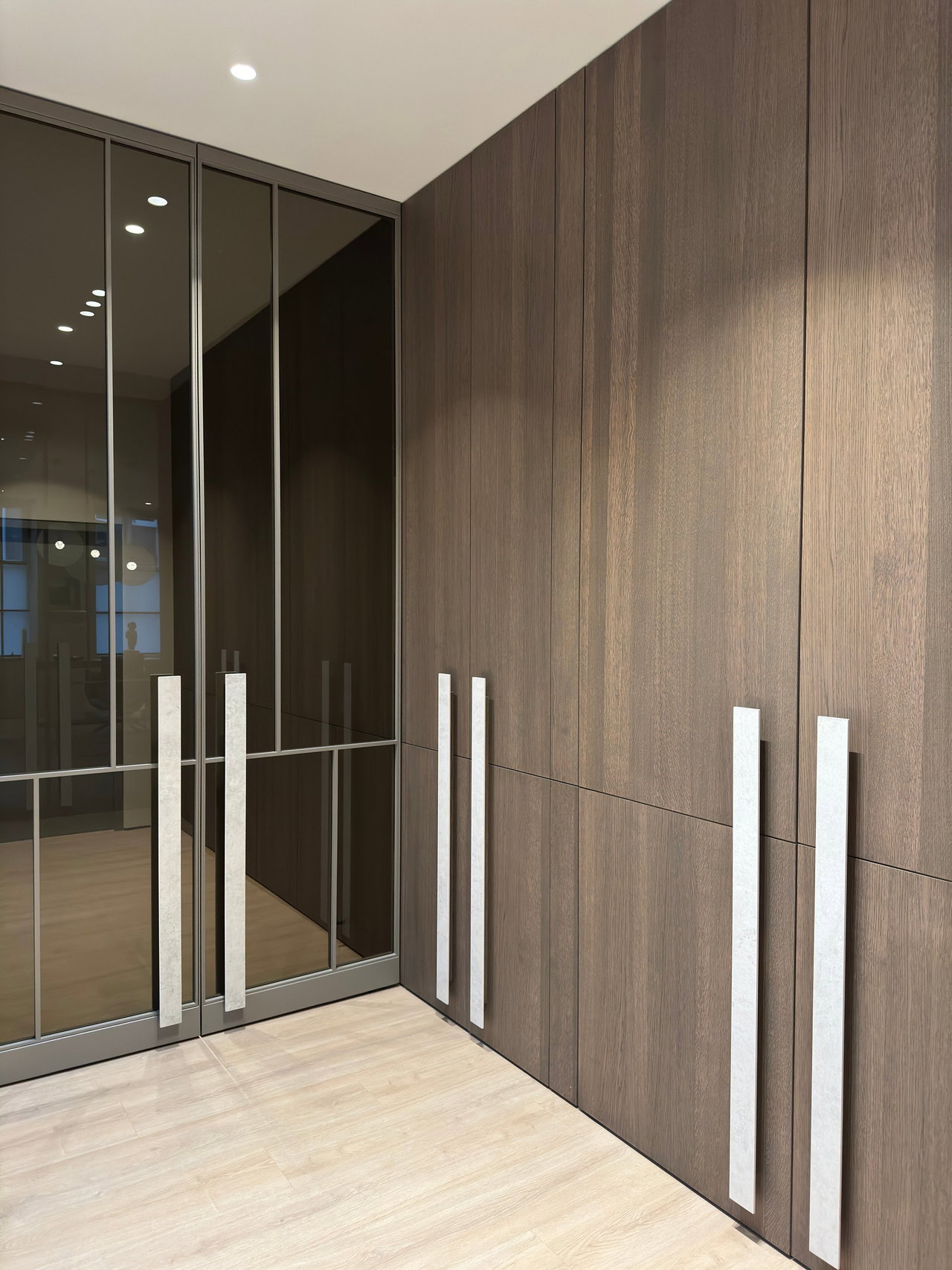 Wooden pivot door in a private home in Den Dungen with FritsJurgens System M+ pivot hinge system inside