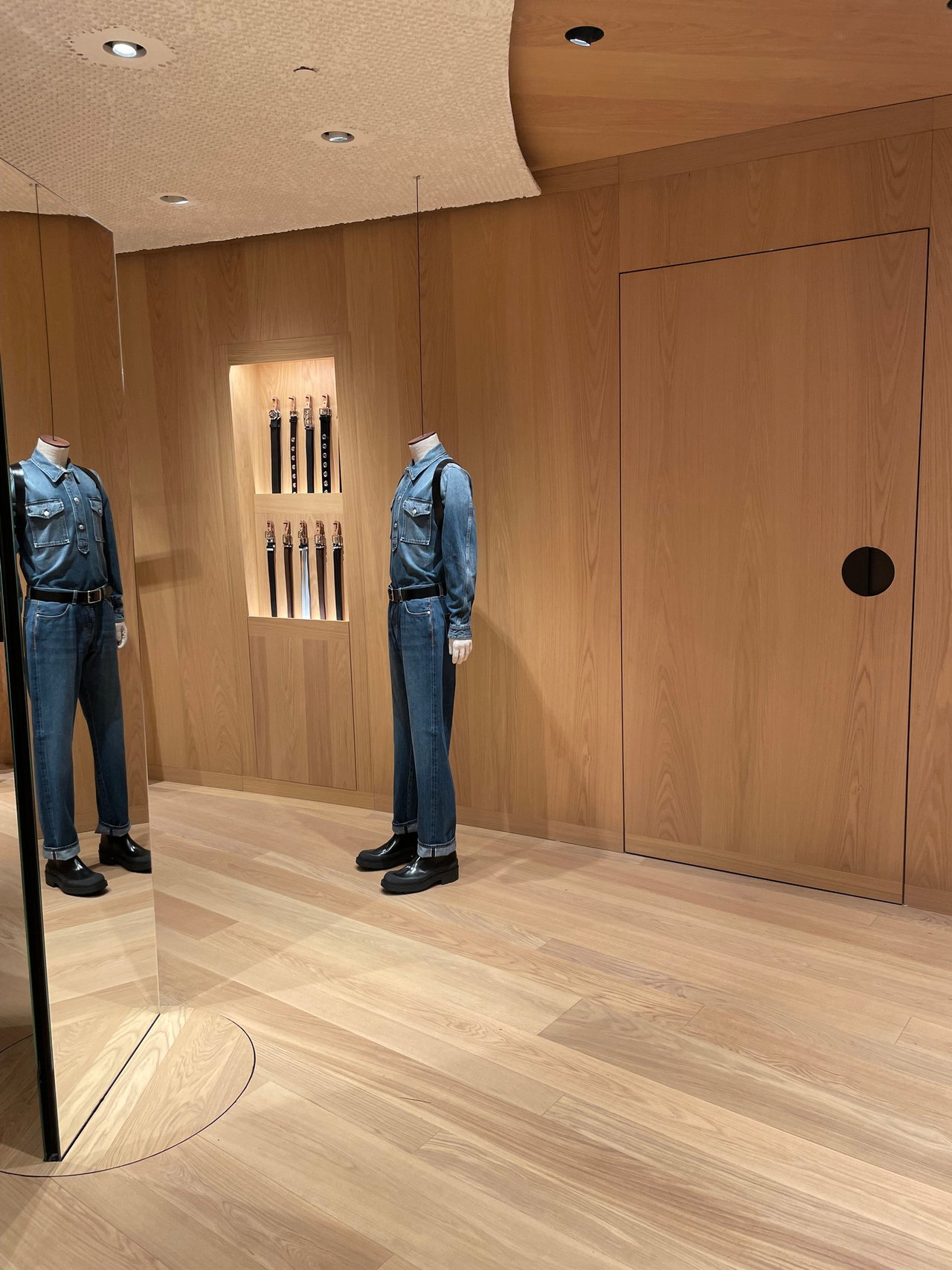 Wooden pivot door in a retail space in Paris with FritsJurgens System M+ pivot hinge system inside