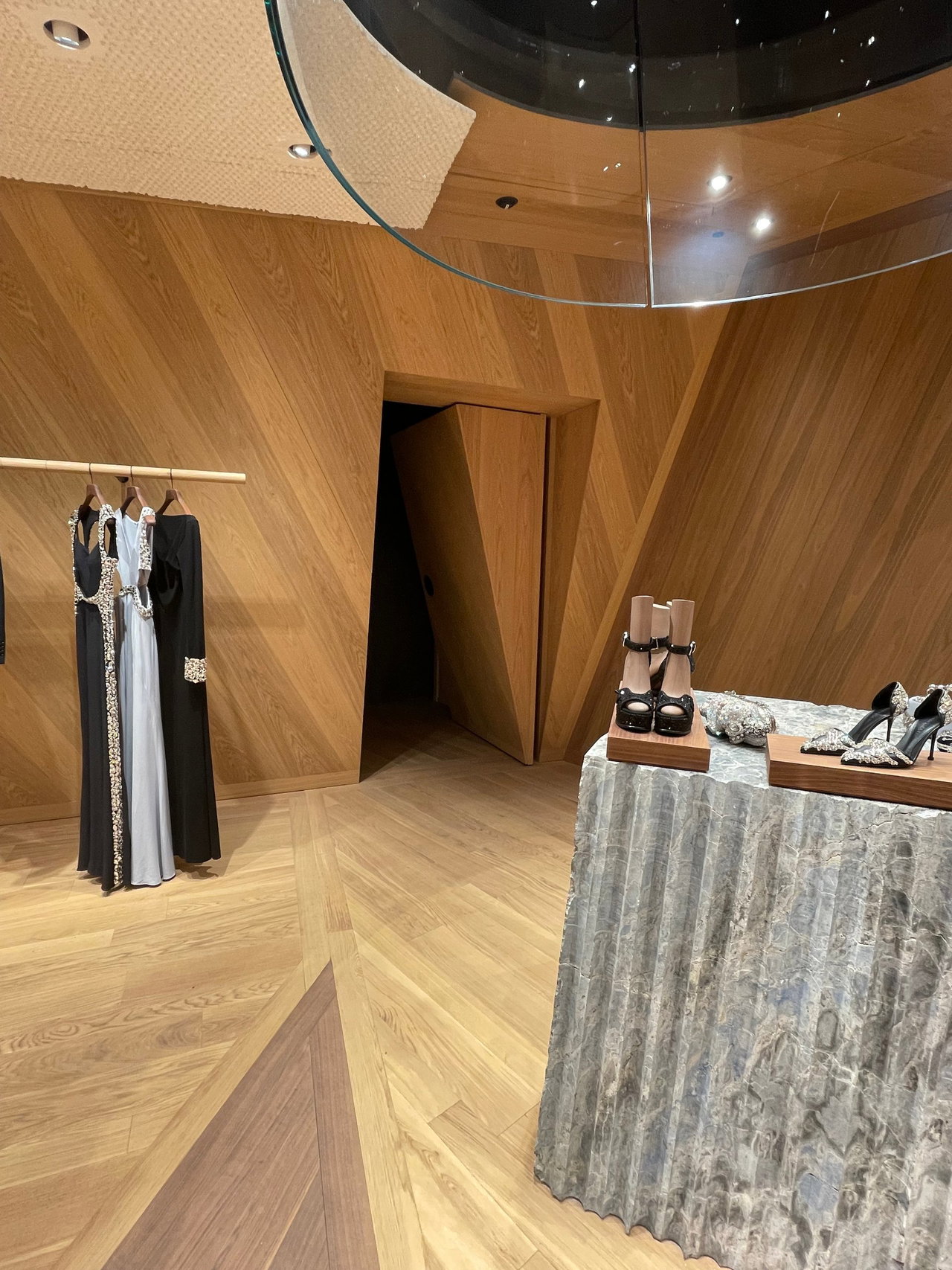 Wooden pivot door in a retail space in Paris with FritsJurgens System M+ pivot hinge system inside