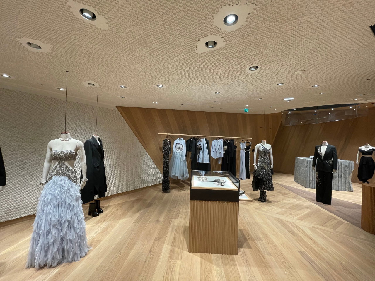 Wooden pivot door in a retail space in Paris with FritsJurgens System M+ pivot hinge system inside