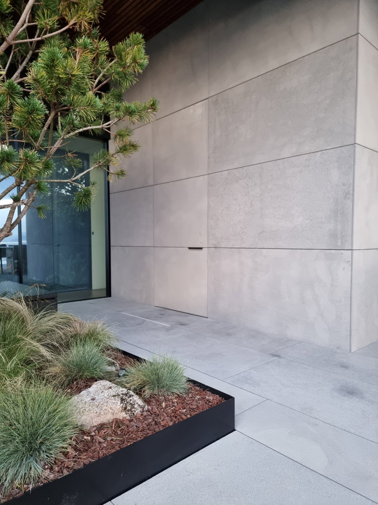 Stone pivot door in a private home in Cangas do Morrazo with FritsJurgens System M+ pivot hinge system inside