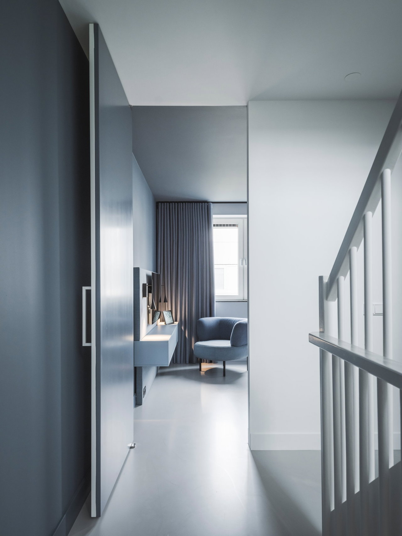 Wooden pivot door in a private home in Breda with FritsJurgens System M pivot hinge system inside