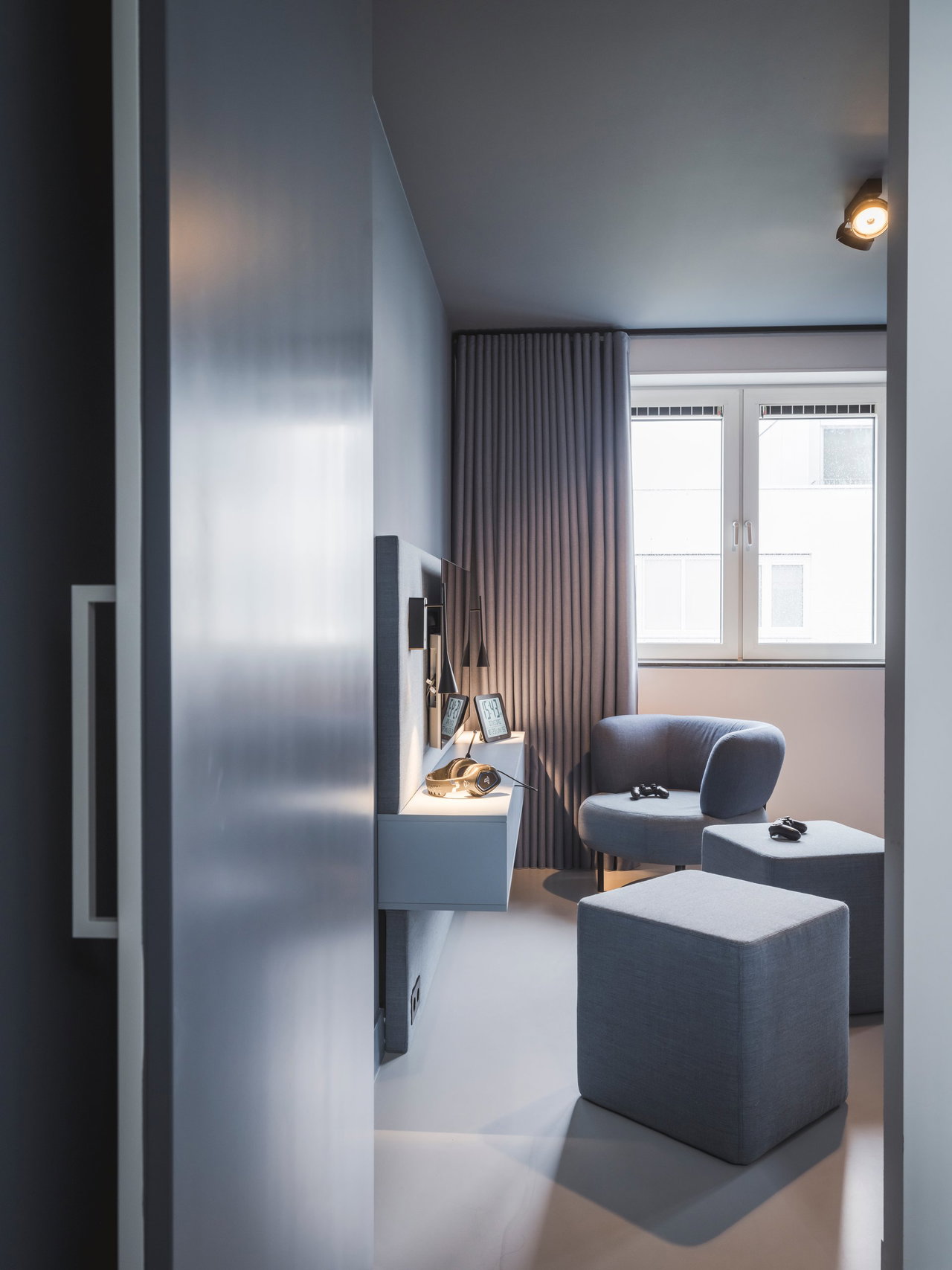 Wooden pivot door in a private home in Breda with FritsJurgens System M pivot hinge system inside