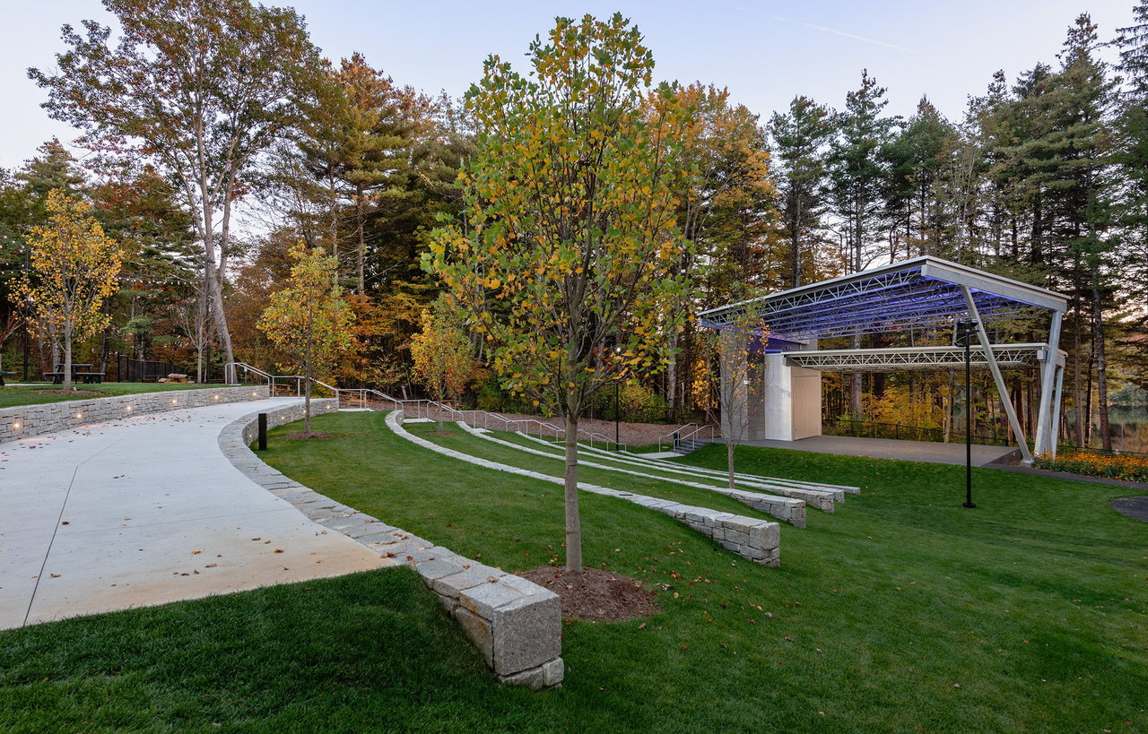 Steel pivot door in an outdoor public space in Winchendon with FritsJurgens System One pivot hinge system inside