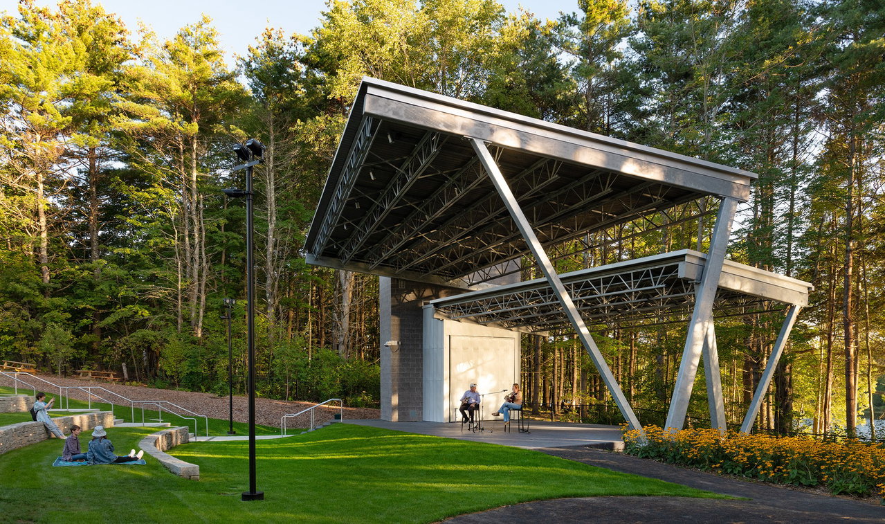 Steel pivot door in an outdoor public space in Winchendon with FritsJurgens System One pivot hinge system inside
