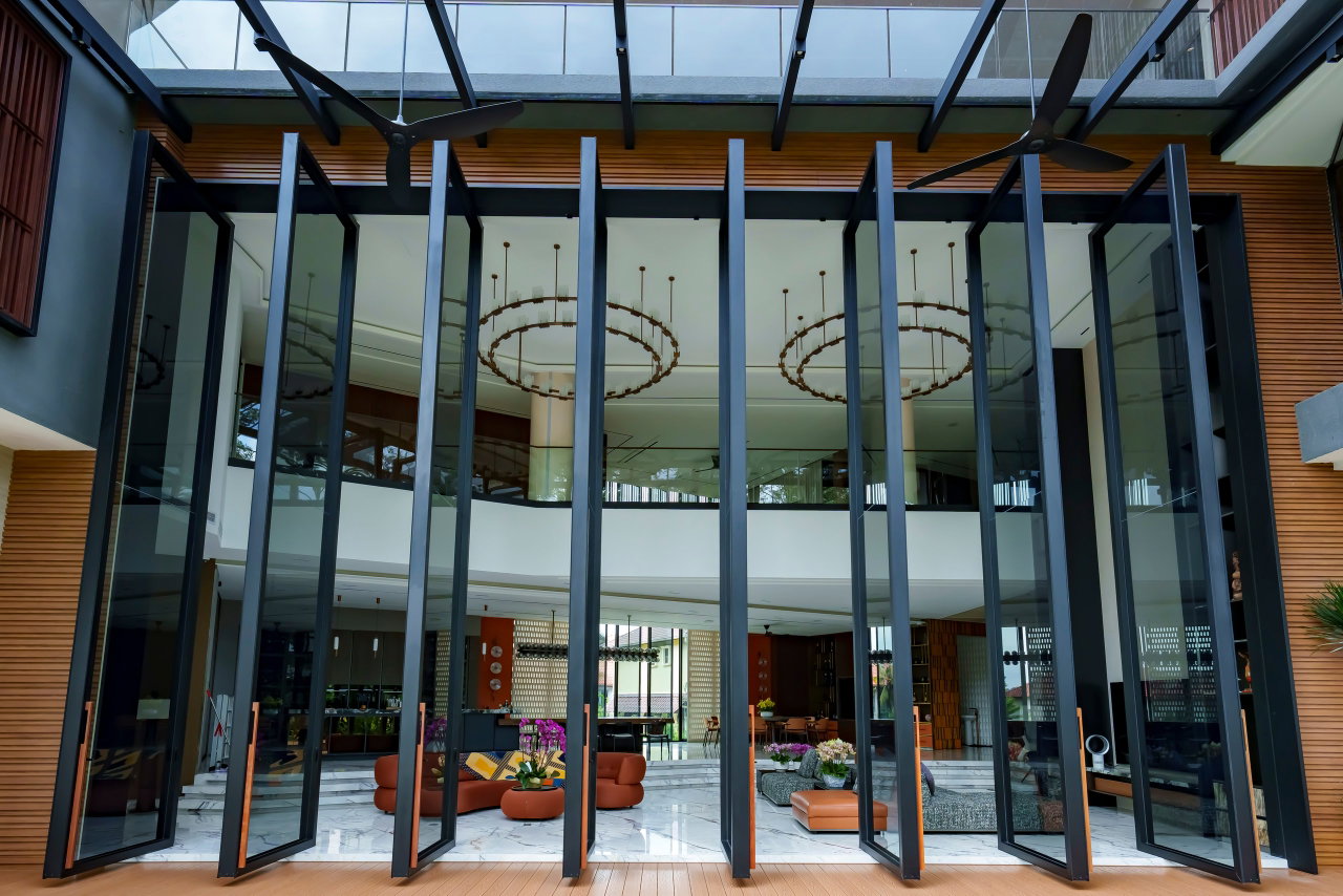 Steel and glass pivot door in a private home in Sierramas with FritsJurgens System One pivot hinge system inside