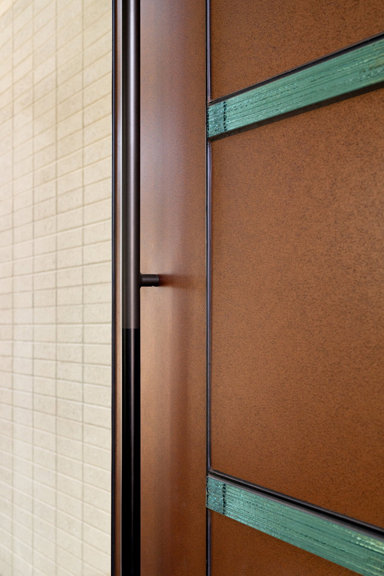 Steel pivot door in a private home in Paradise Valley with FritsJurgens System M+ pivot hinge system inside