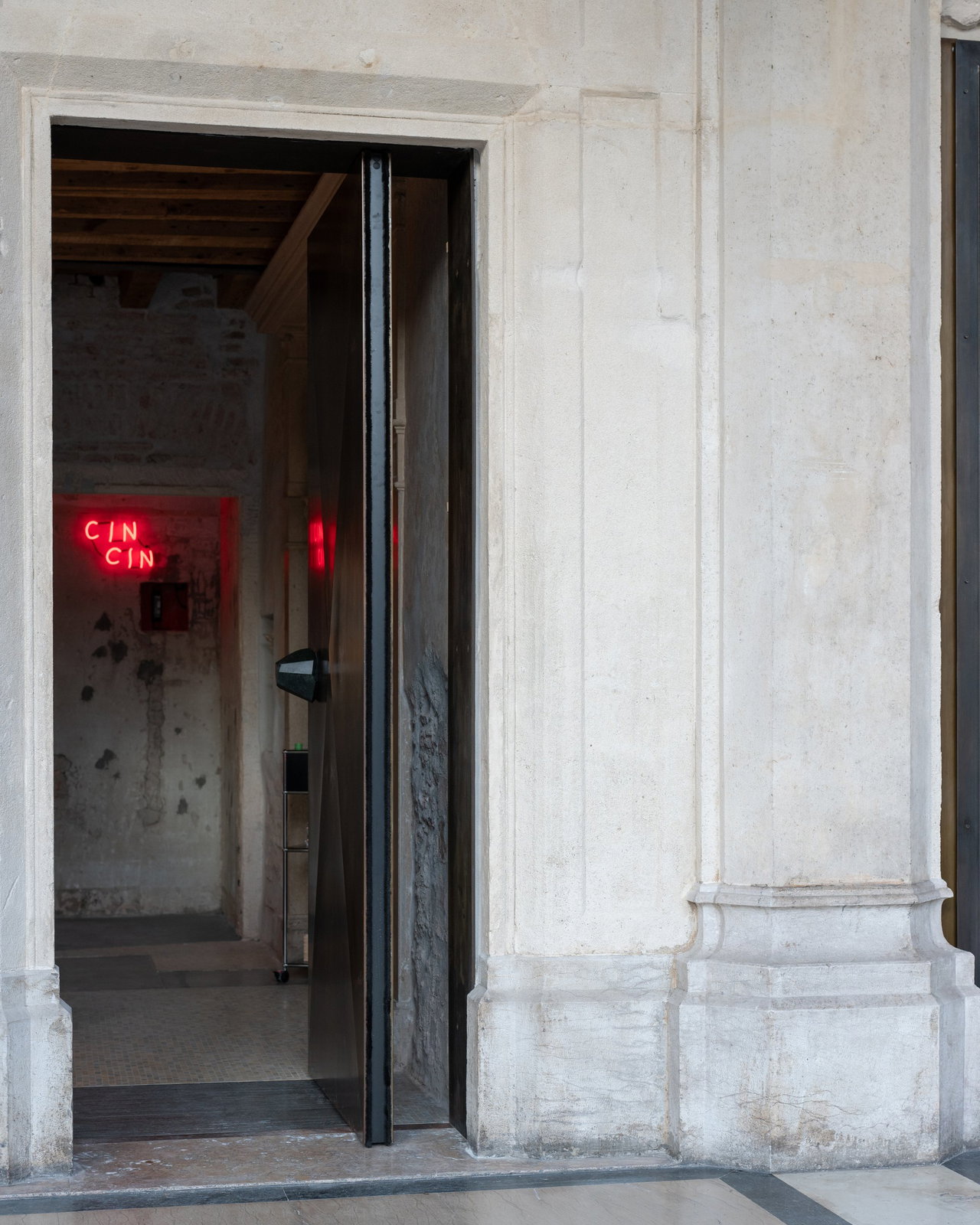 Steel pivot door in a restaurant in Arzignano with FritsJurgens System M+ pivot hinge system inside