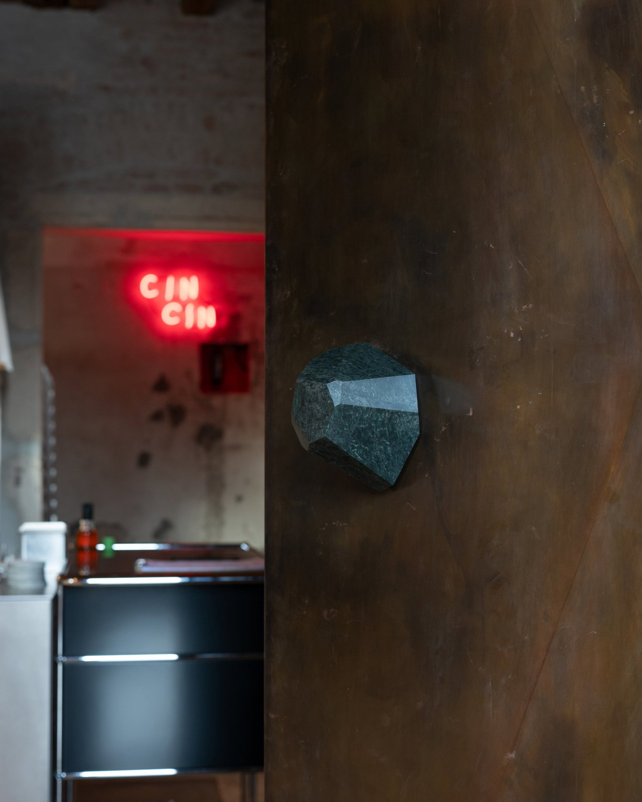 Steel pivot door in a restaurant in Arzignano with FritsJurgens System M+ pivot hinge system inside