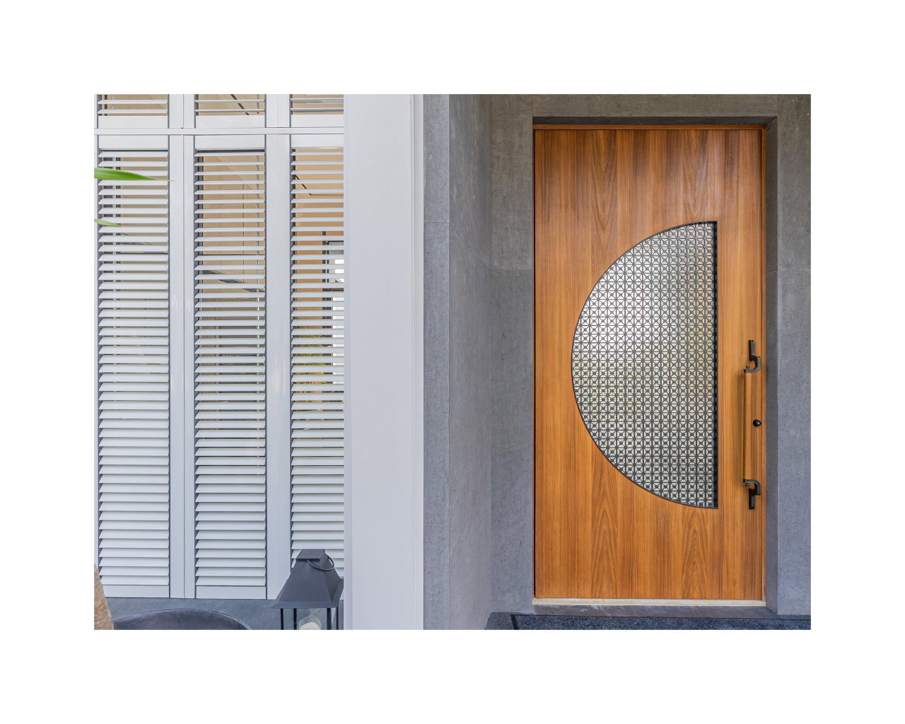 Wooden pivot door in a private home in Bogor with FritsJurgens System M+ pivot hinge system inside