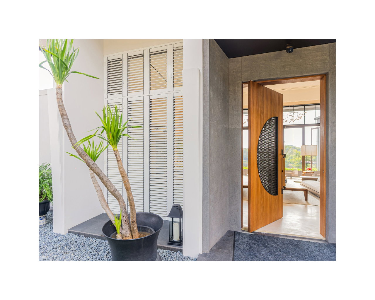 Wooden pivot door in a private home in Bogor with FritsJurgens System M+ pivot hinge system inside