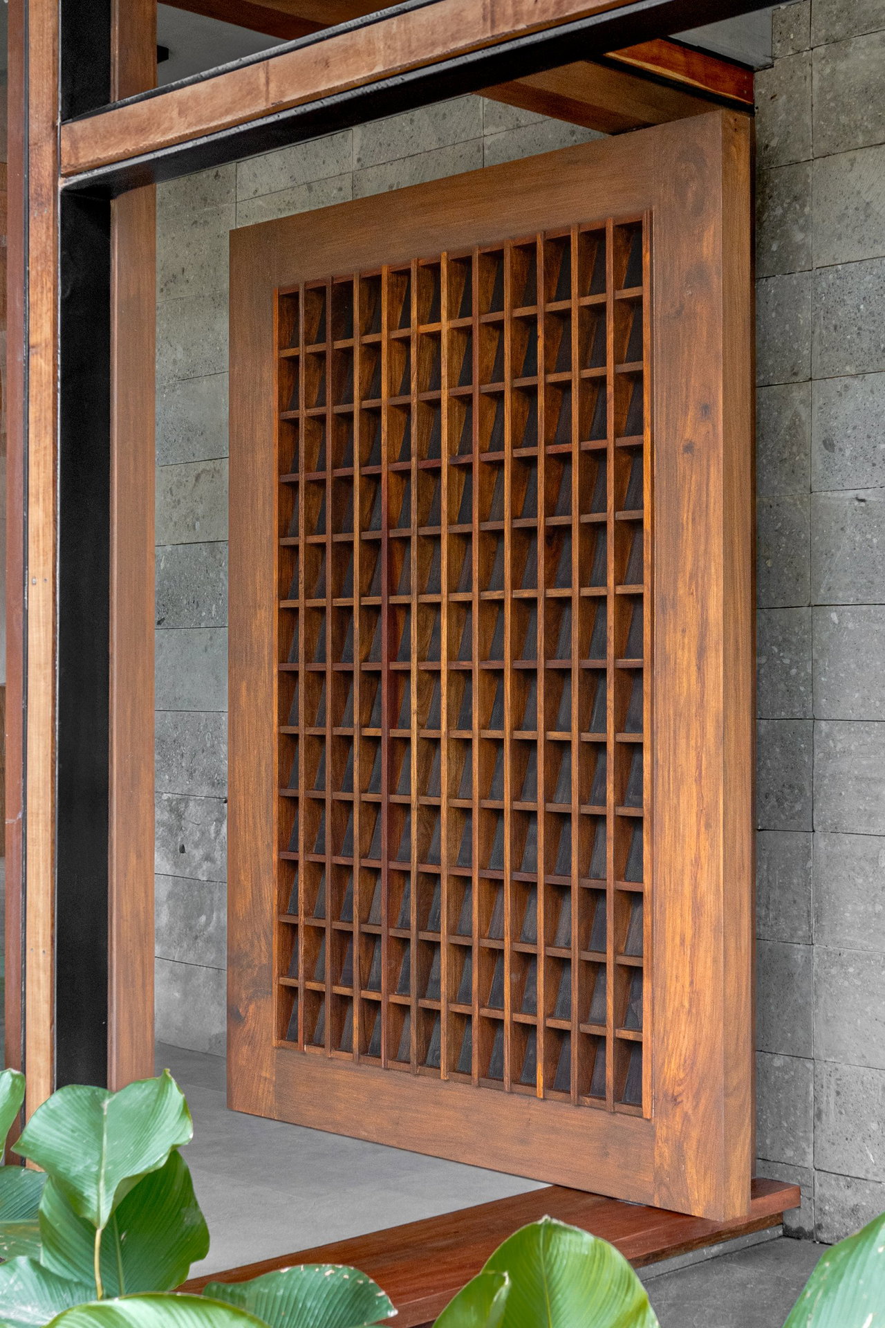 Pivottür aus Holz in einem Privathaus in San Isidro mit FritsJurgens System M+ Pivot-Scharniersystem im Inneren