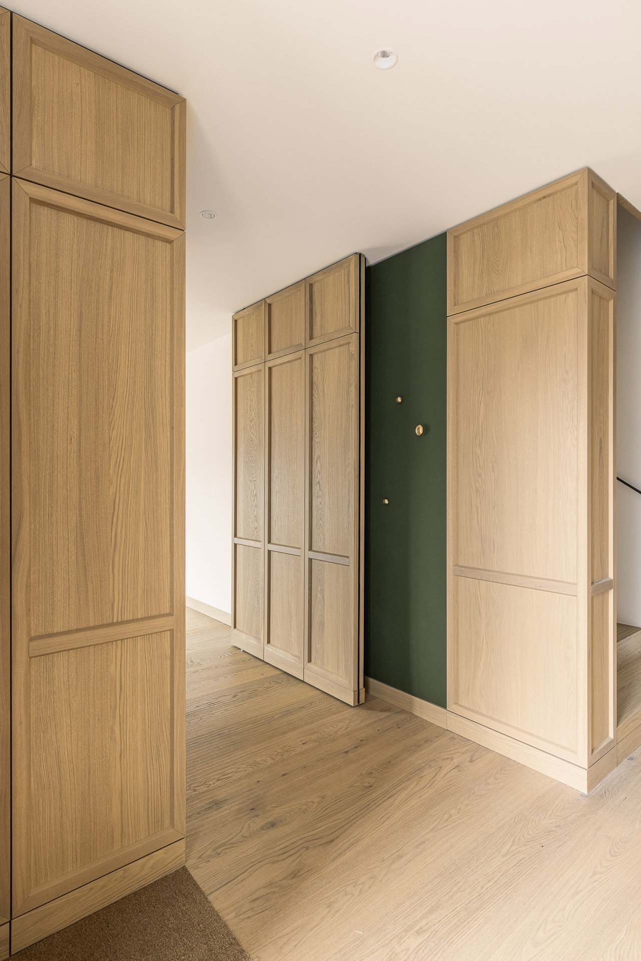 Mirrored pivot door in a private home in Kitzbuhel with FritsJurgens System M+ pivot hinge system inside