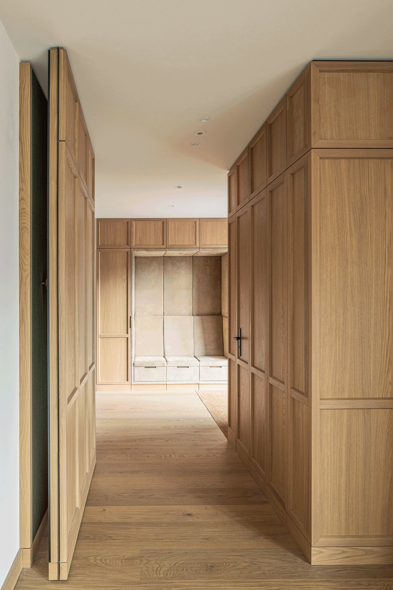 Mirrored pivot door in a private home in Kitzbuhel with FritsJurgens System M+ pivot hinge system inside