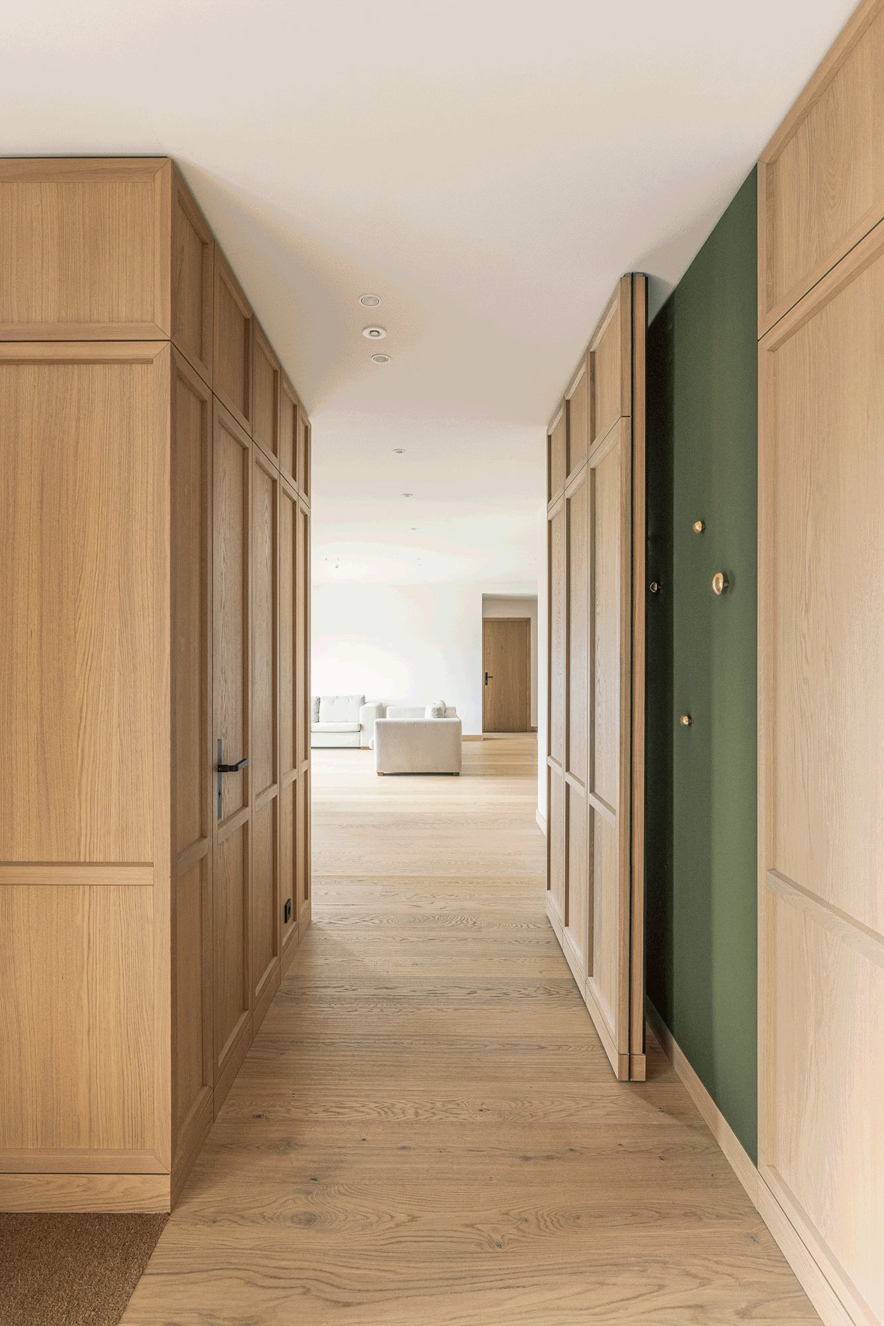 Mirrored pivot door in a private home in Kitzbuhel with FritsJurgens System M+ pivot hinge system inside