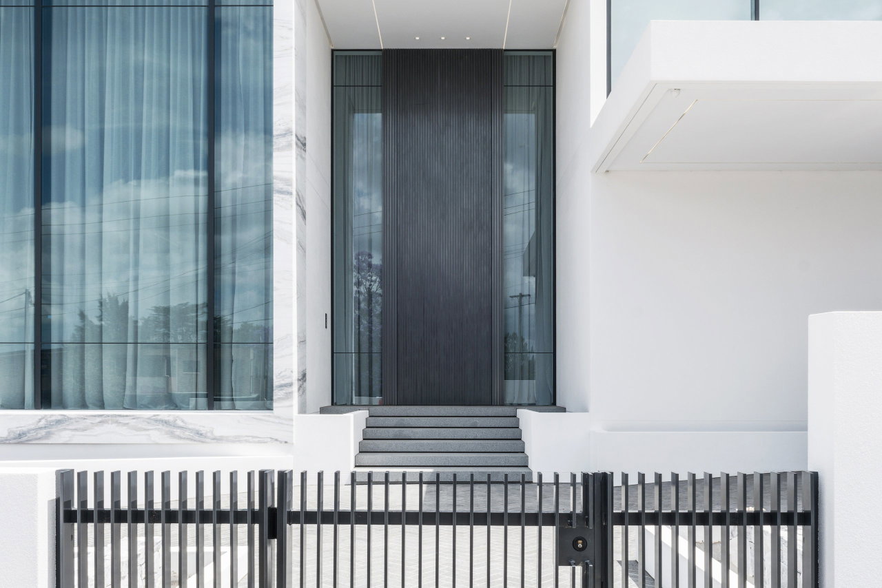 Aluminium pivot door in a private home in Sydney with FritsJurgens System M+ pivot hinge system inside