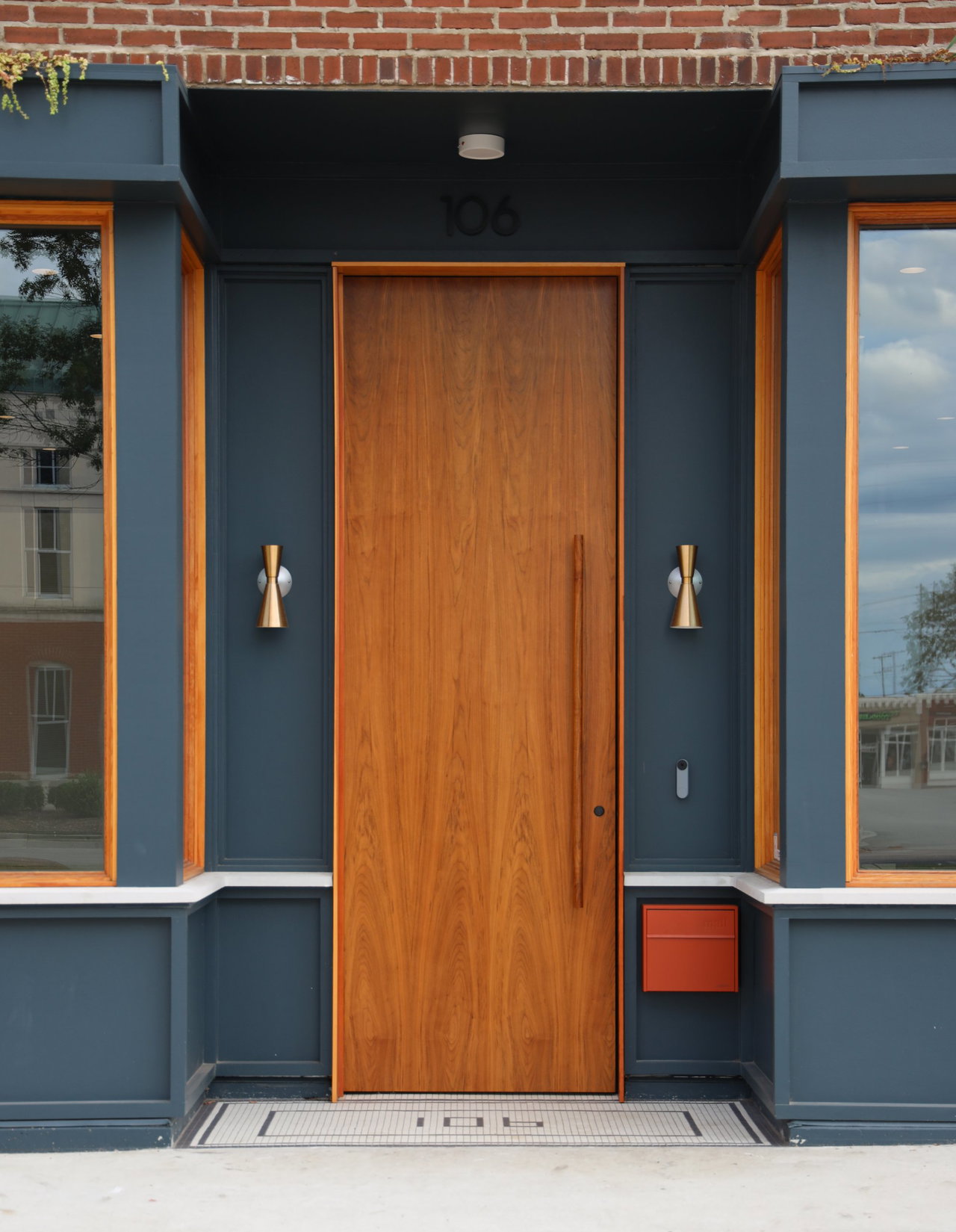 Wooden pivot door in an office in Athens with FritsJurgens System M+ pivot hinge system inside