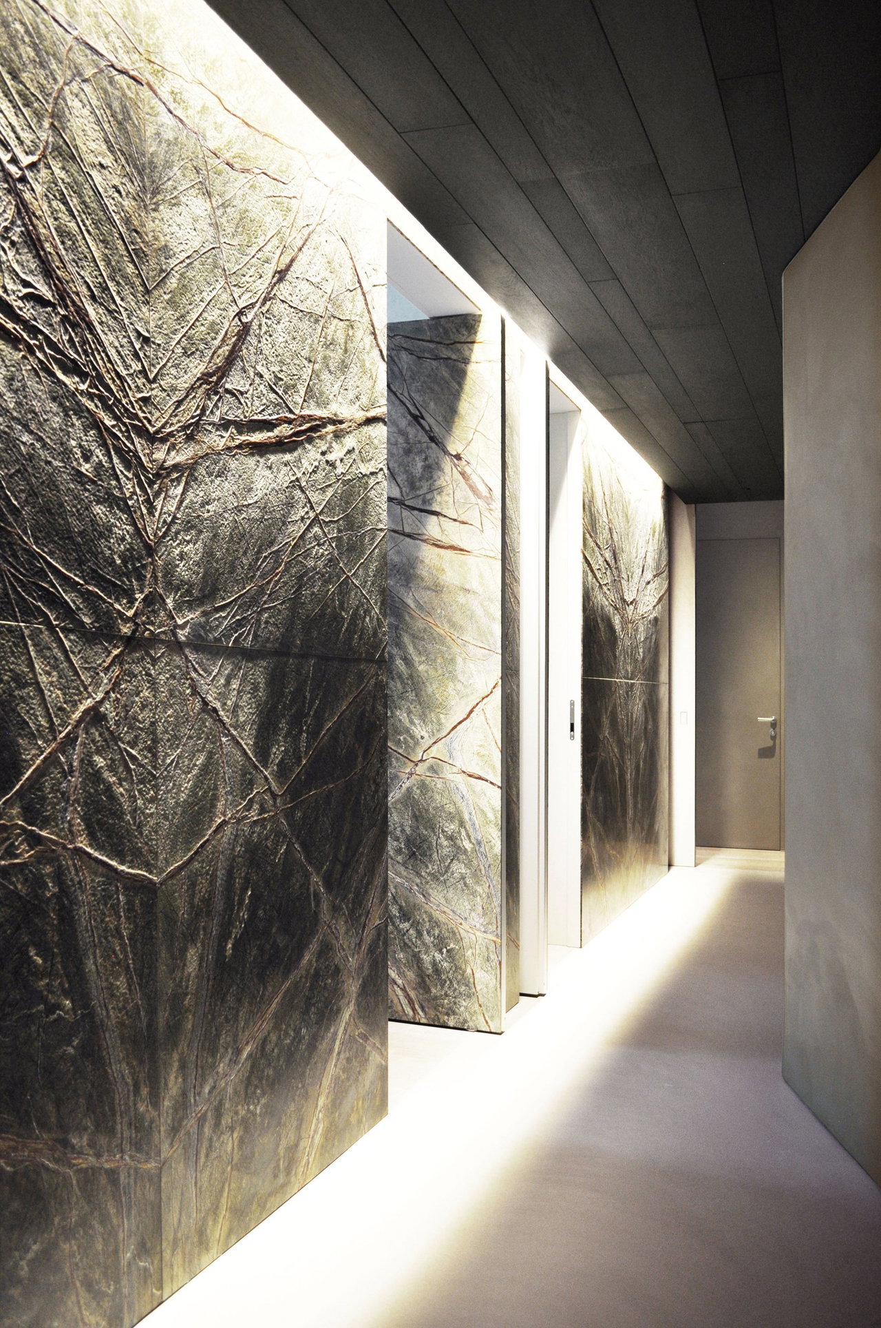 Marble pivot door in a private home in Milan with FritsJurgens System 3 pivot hinge system inside