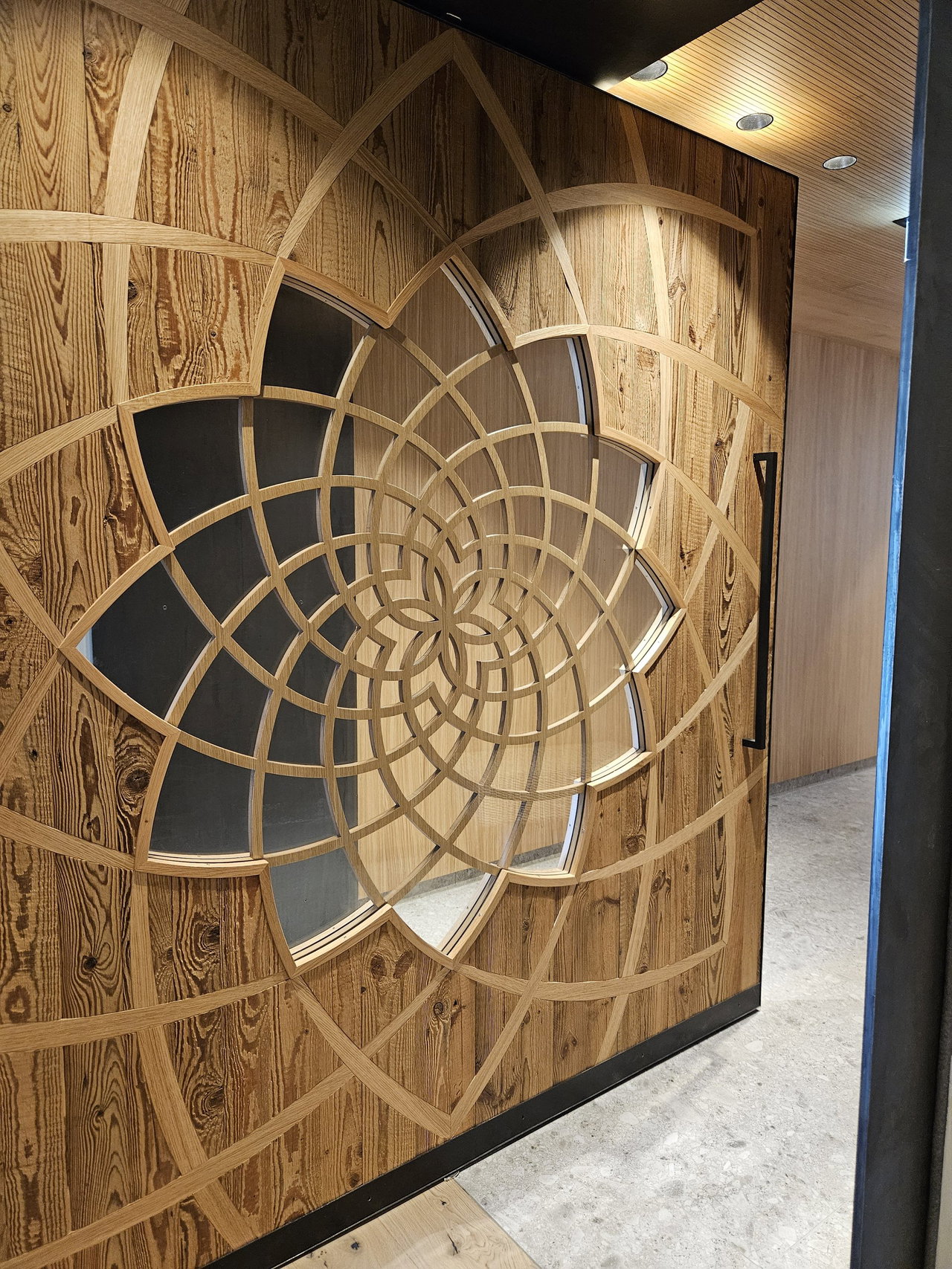 Wooden pivot door in a hotel in Mittersill with FritsJurgens System 3 pivot hinge system inside