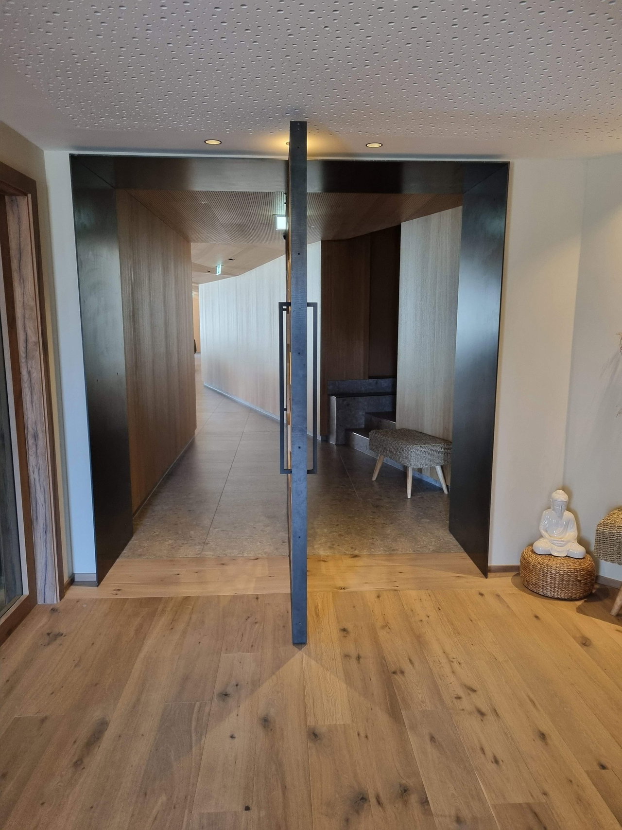 Wooden pivot door in a hotel in Mittersill with FritsJurgens System 3 pivot hinge system inside
