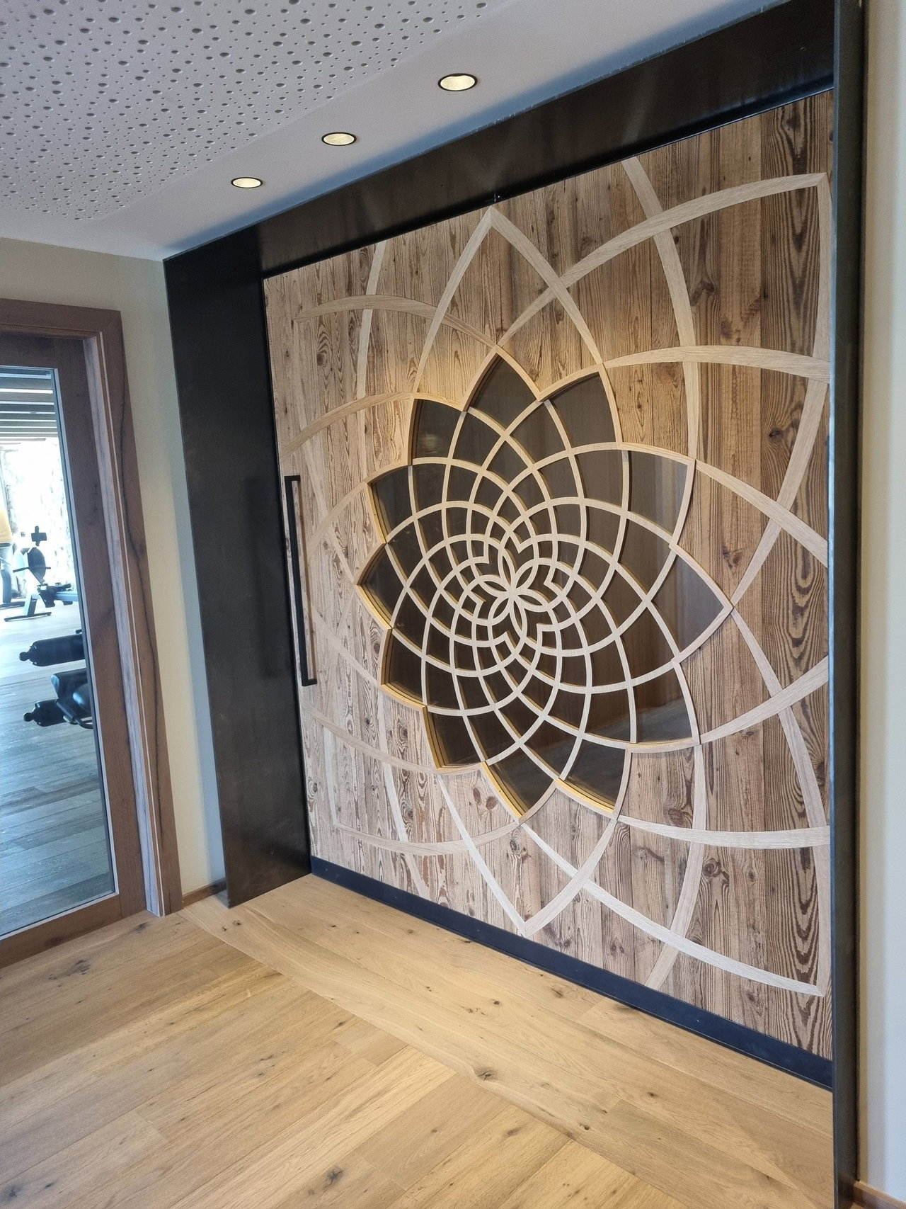 Wooden pivot door in a hotel in Mittersill with FritsJurgens System 3 pivot hinge system inside