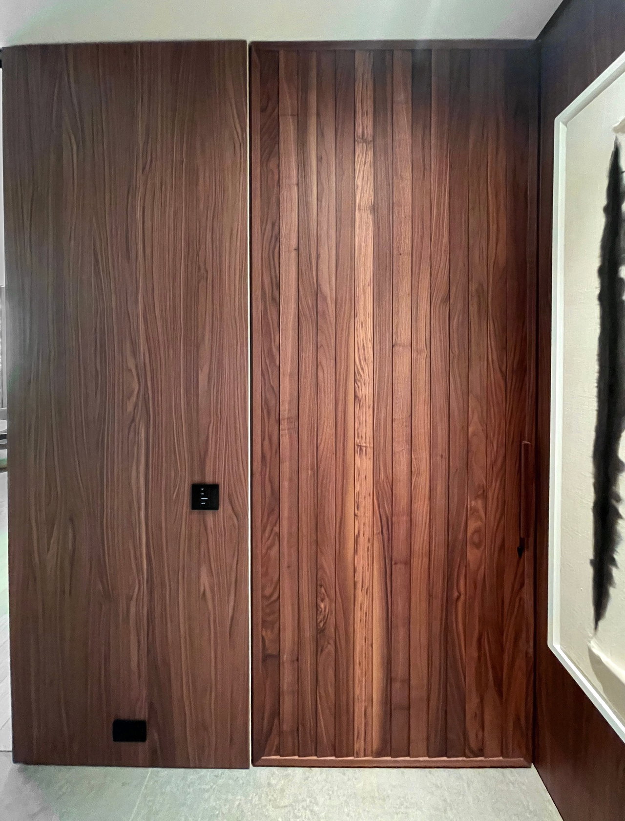 Wooden pivot door in a private home with FritsJurgens System M+ pivot hinge system inside